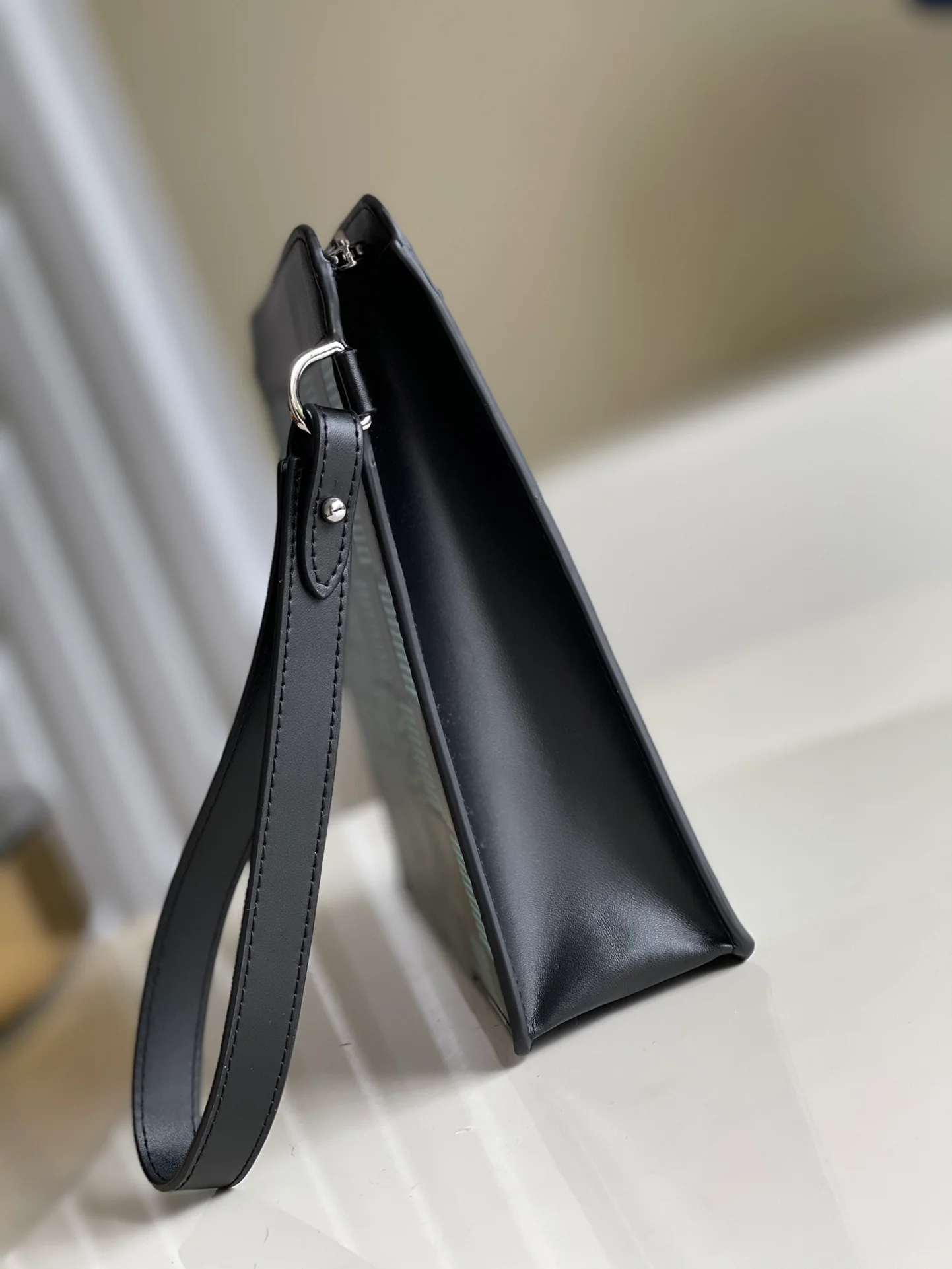 lv-n60448-standing-clutch-1