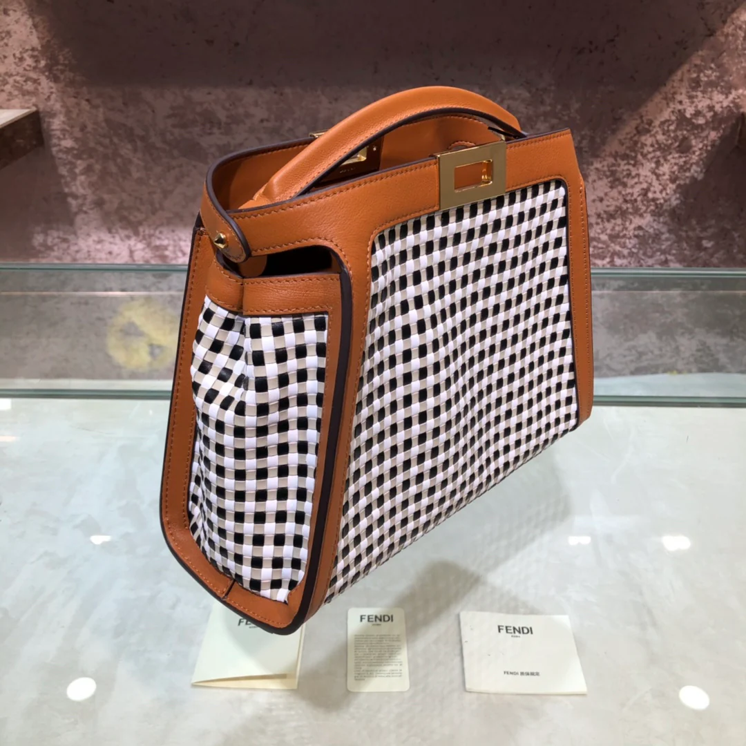 Маленькая кожаная сумка Fendi Peekaboo в клетку