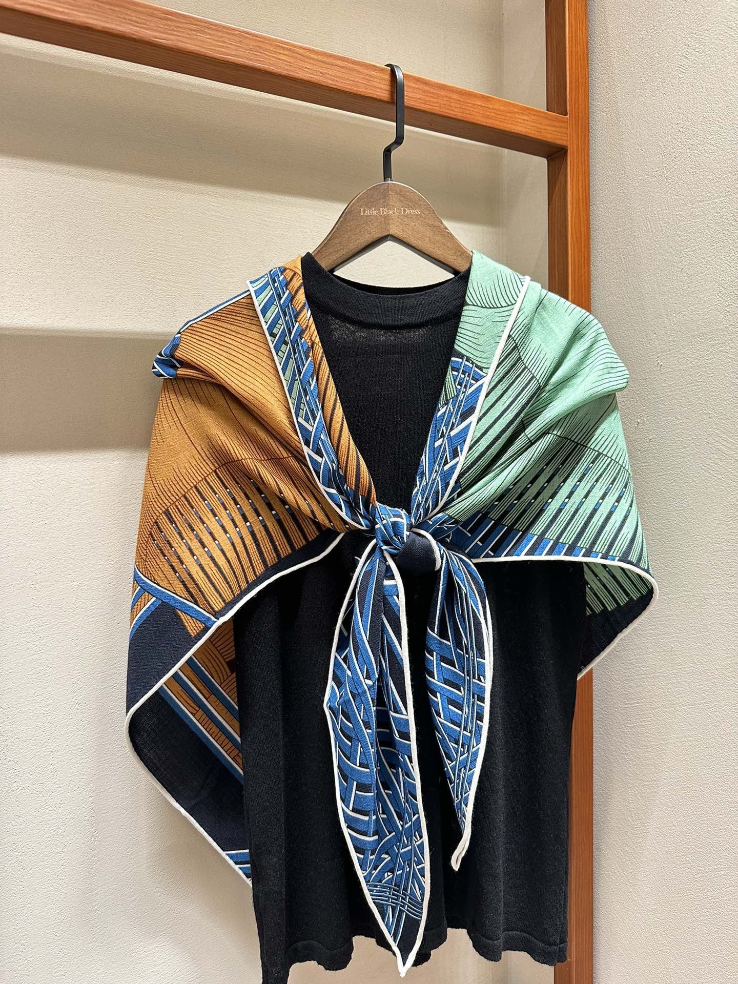 Шарф Hermes 2024 ?Две лошади: романтический дизайн?, большой квадратный.