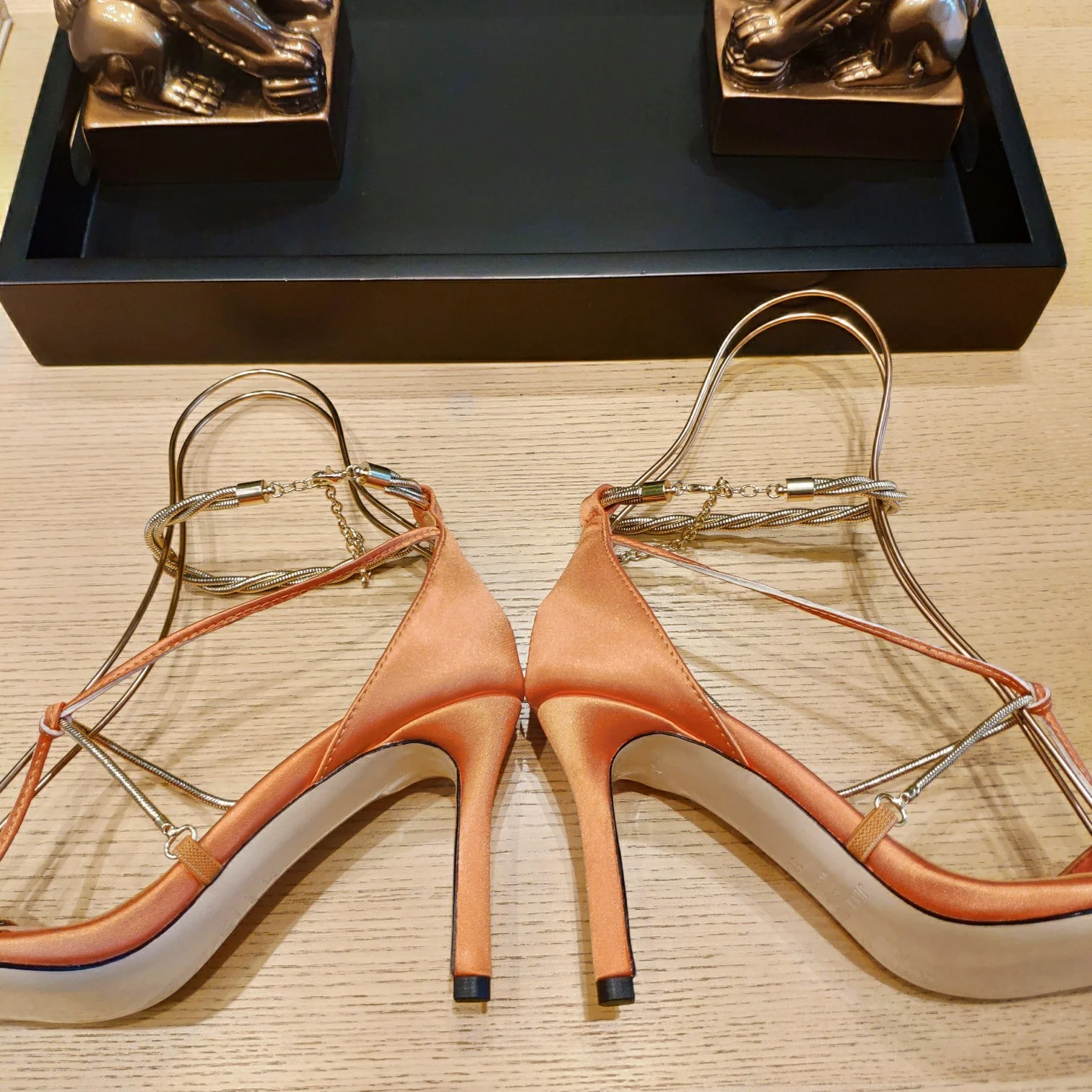 Босоножки на шпильке Jimmy с металлическими ремешками и цепочкой из проволоки — оранжевые.