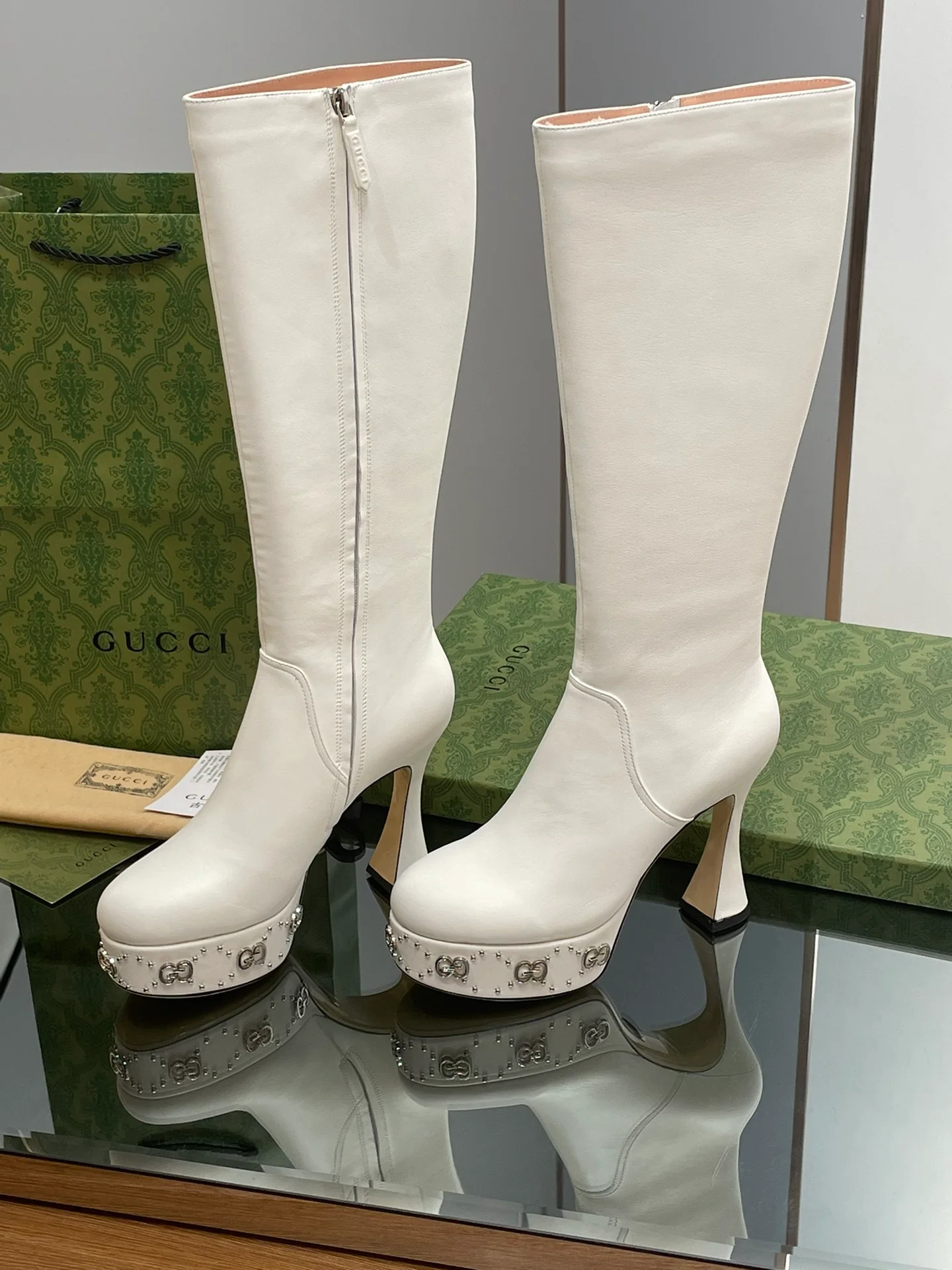 Новинка начала осени 2023 года от Gucci — Ботинки на платформе и высоком каблуке — Белые.