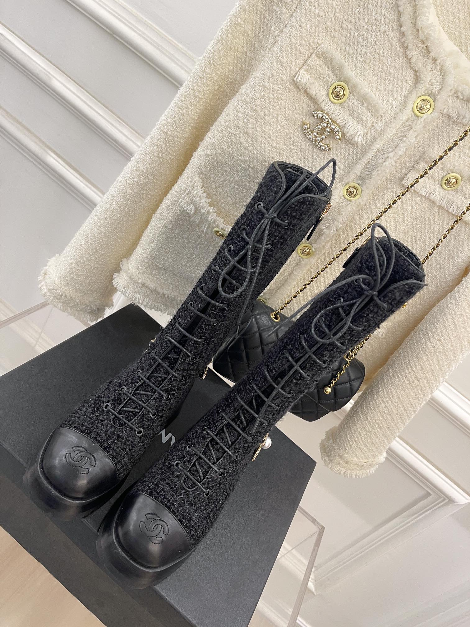 Новинка сезона осень/зима 2023 от Chanel - Ботинки с цепочкой - Черные