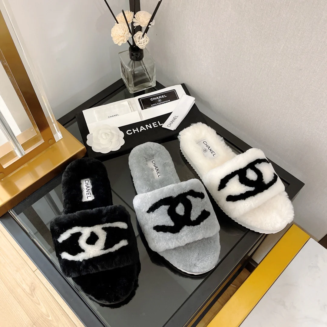 Коллекция Chanel 2022 года с подиума - Меховые тапочки - Серые