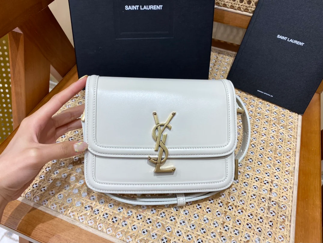 Сумка YSL Solferino Tofu Bag - белая - 18 см - На фото: На мне