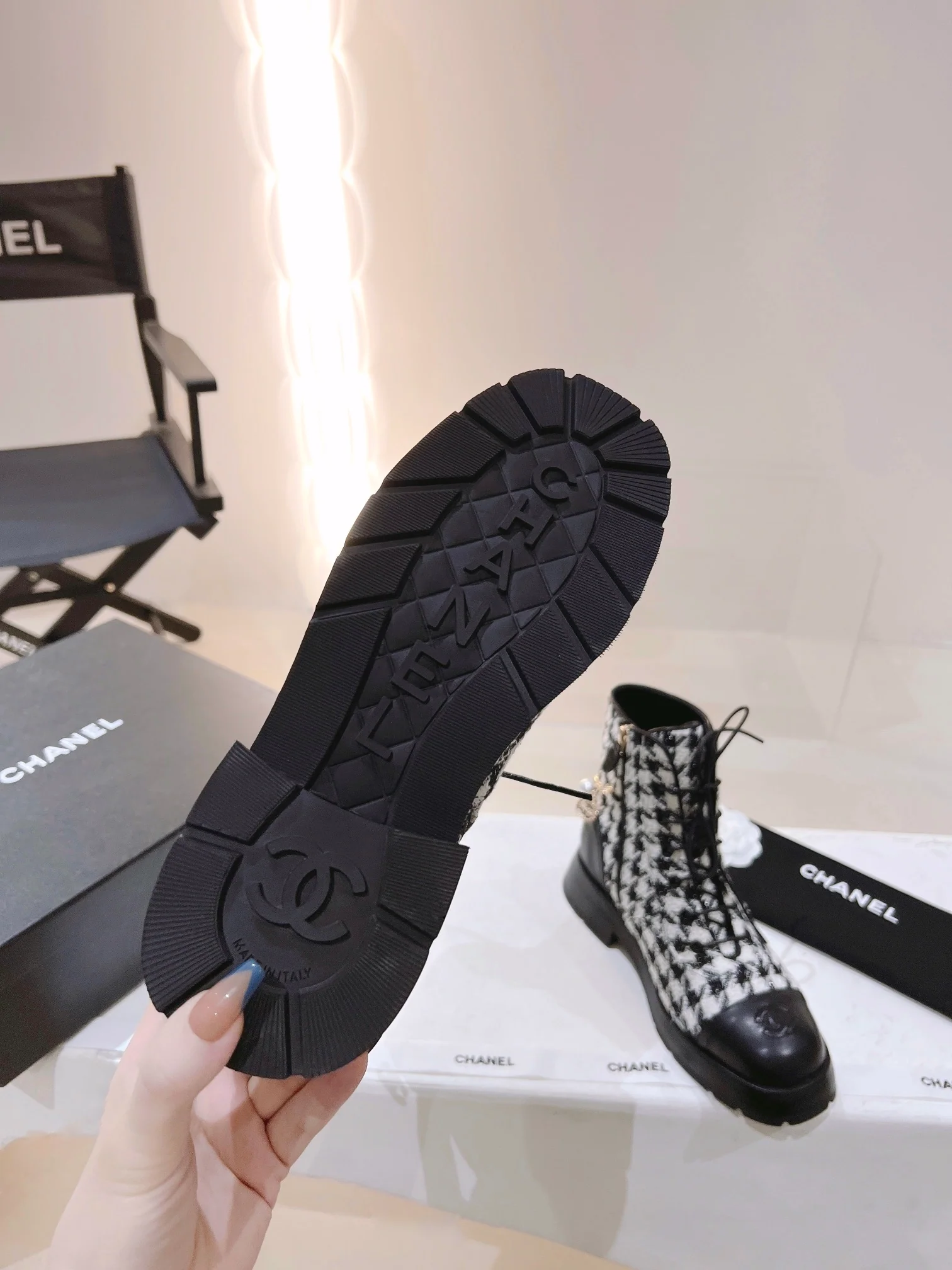 Новинка сезона осень/зима 2022 от Chanel — ботильоны в клетку ?гусиная лапка?.