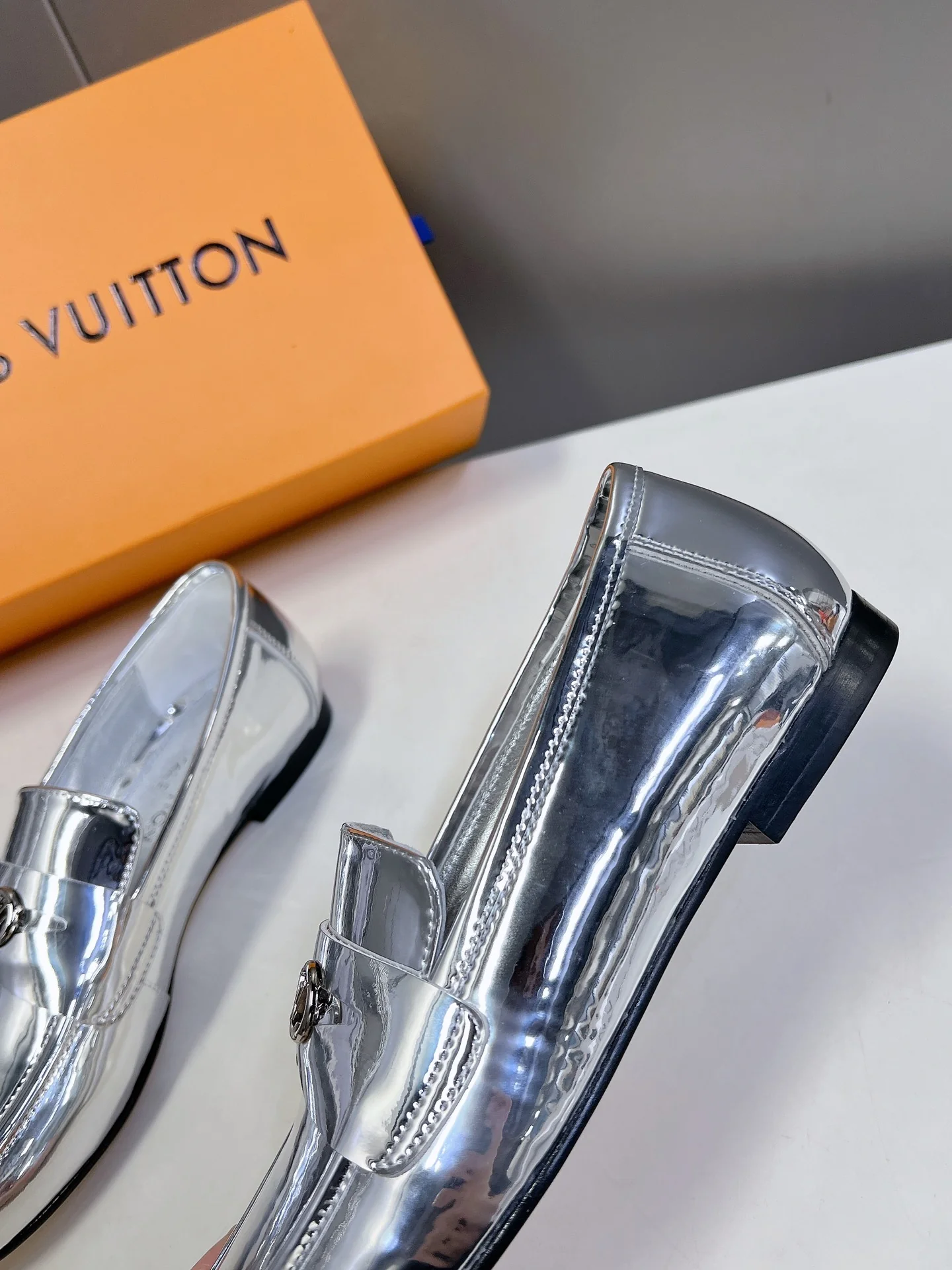 Лоферы LV 2024 - серебристые