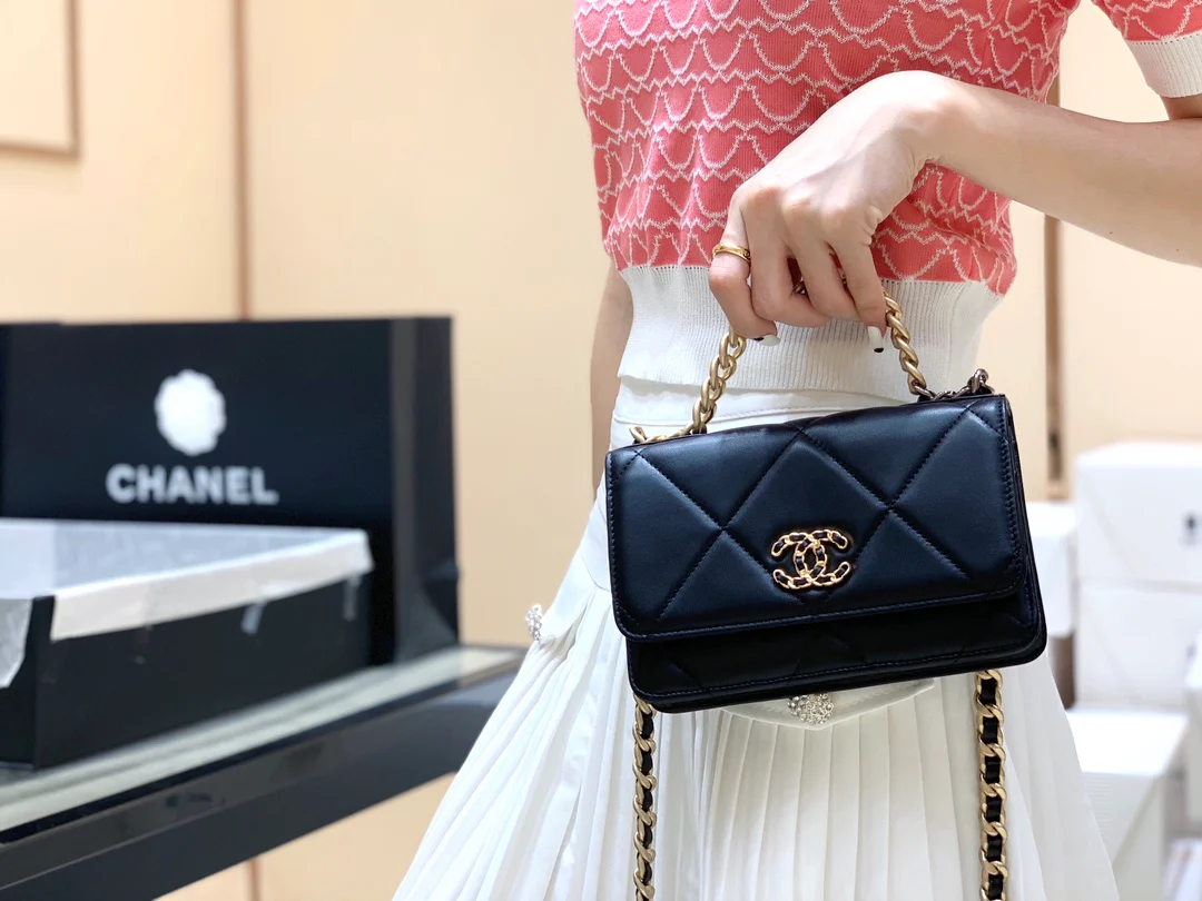 Сумка-клатч/кроссбоди Chanel Classic Logo Quilted WOC 2019 года, черная.