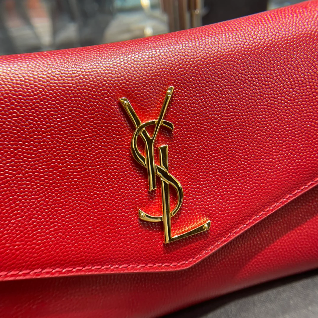 Мини-сумочка/сумка через плечо YSL Sac-de-jour с тиснением под крокодиловую кожу, красная.