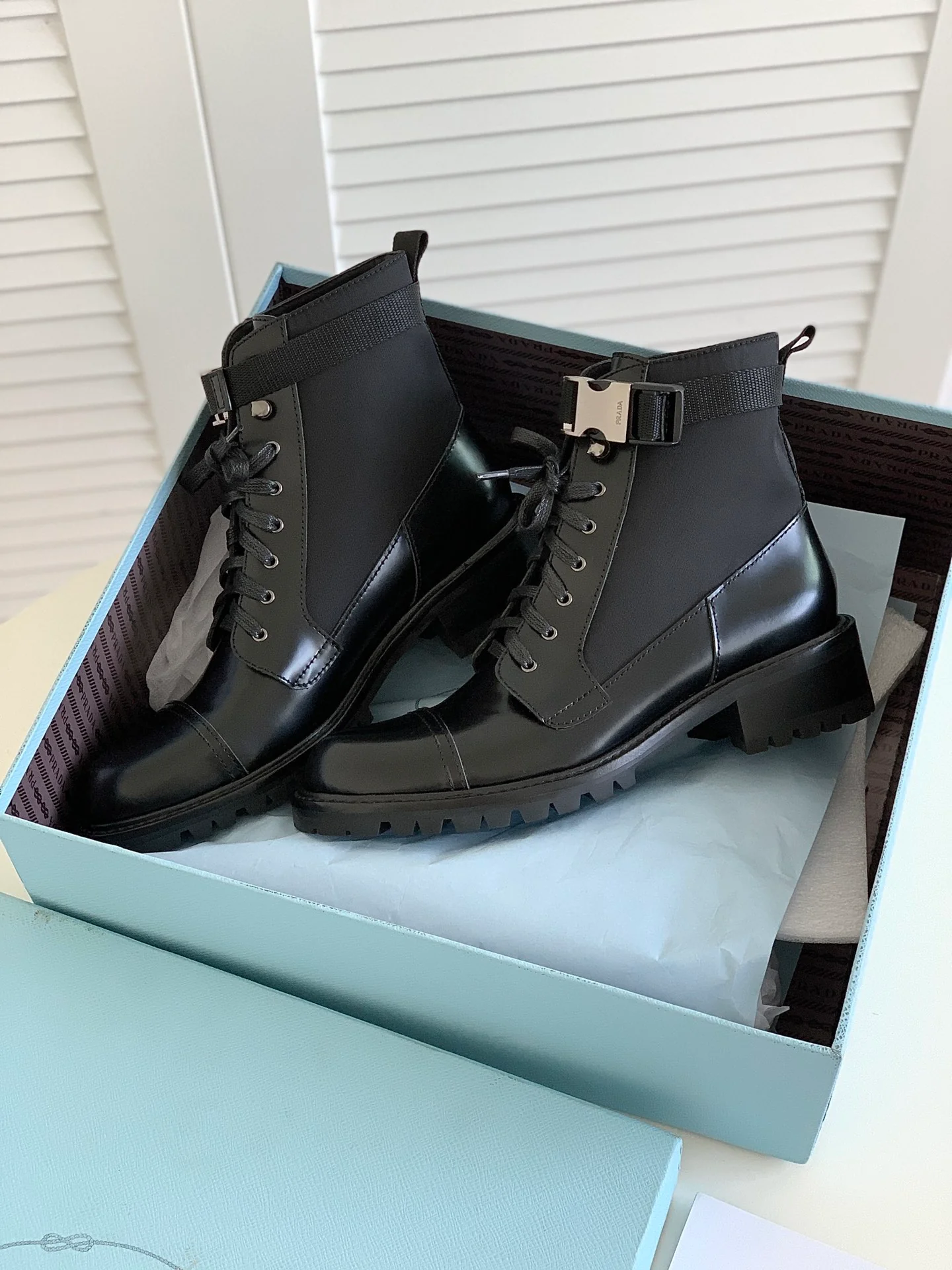 Новинка сезона осень/зима 2022 от Prada — ботинки Dr. Martens на шнуровке.