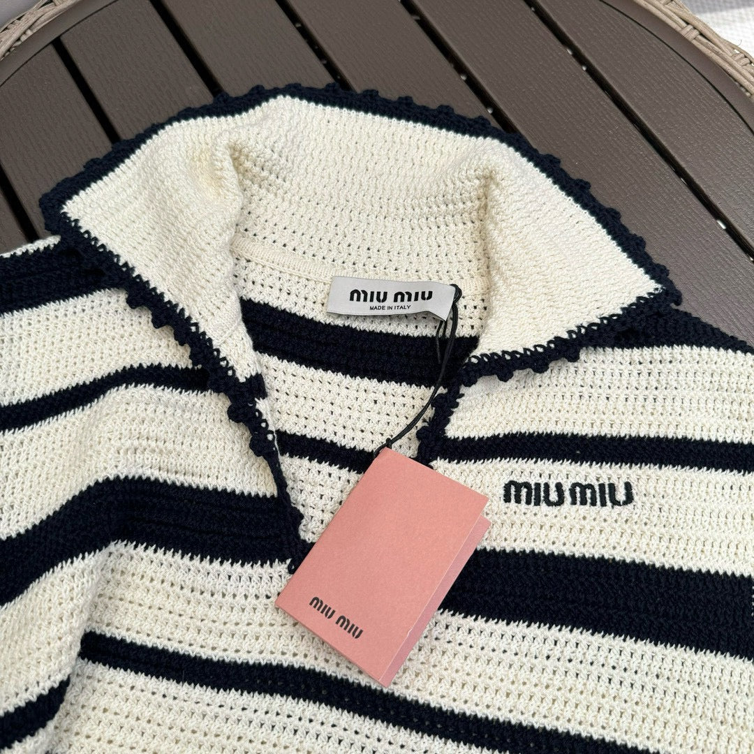 Miu Miu-2404-24 Новое весеннее платье в стиле преппи: полосатое трикотажное платье-поло