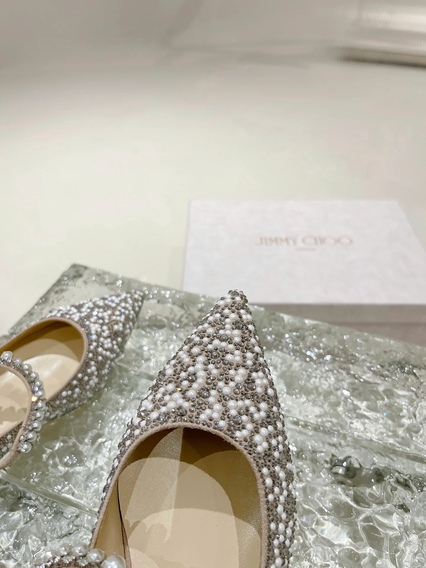 Балетки Jimmy с острым носком и жемчужным блеском - серебристые