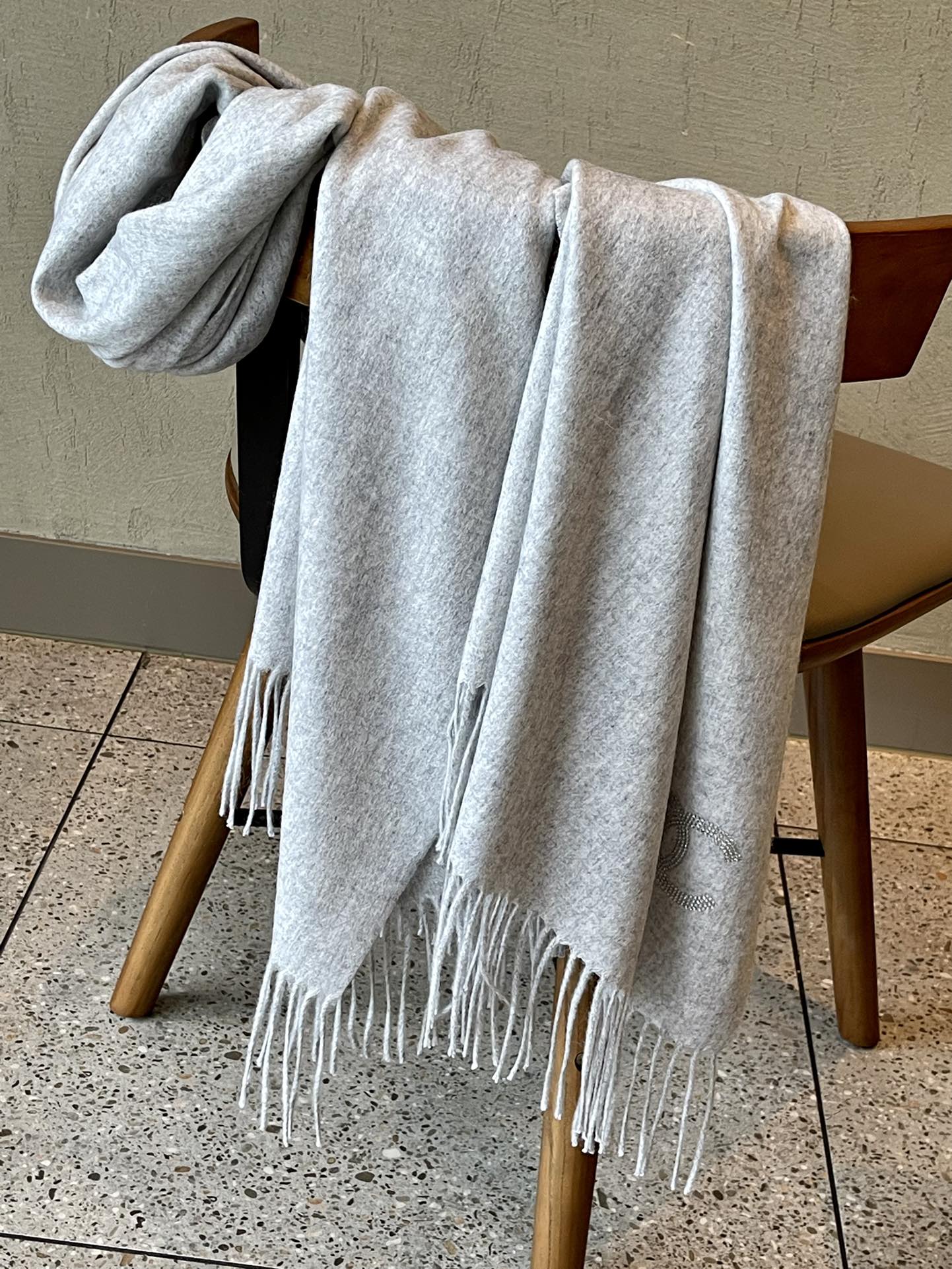 Chanel - Кашемировый шарф, украшенный бриллиантами - 180-70-102 см - Светло-серый