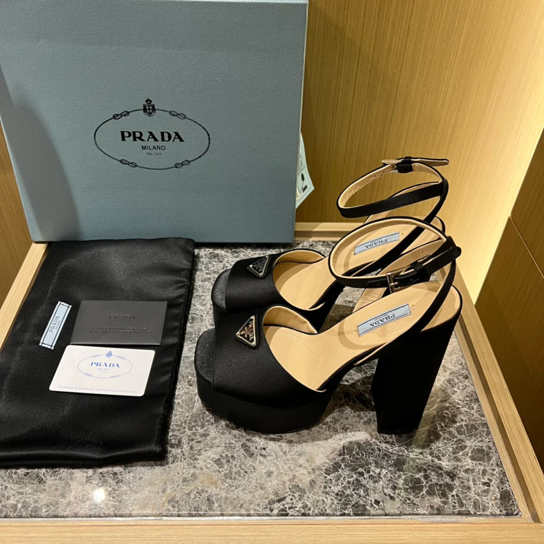 Prada - Атласные босоножки на высоком каблуке на платформе - Черные