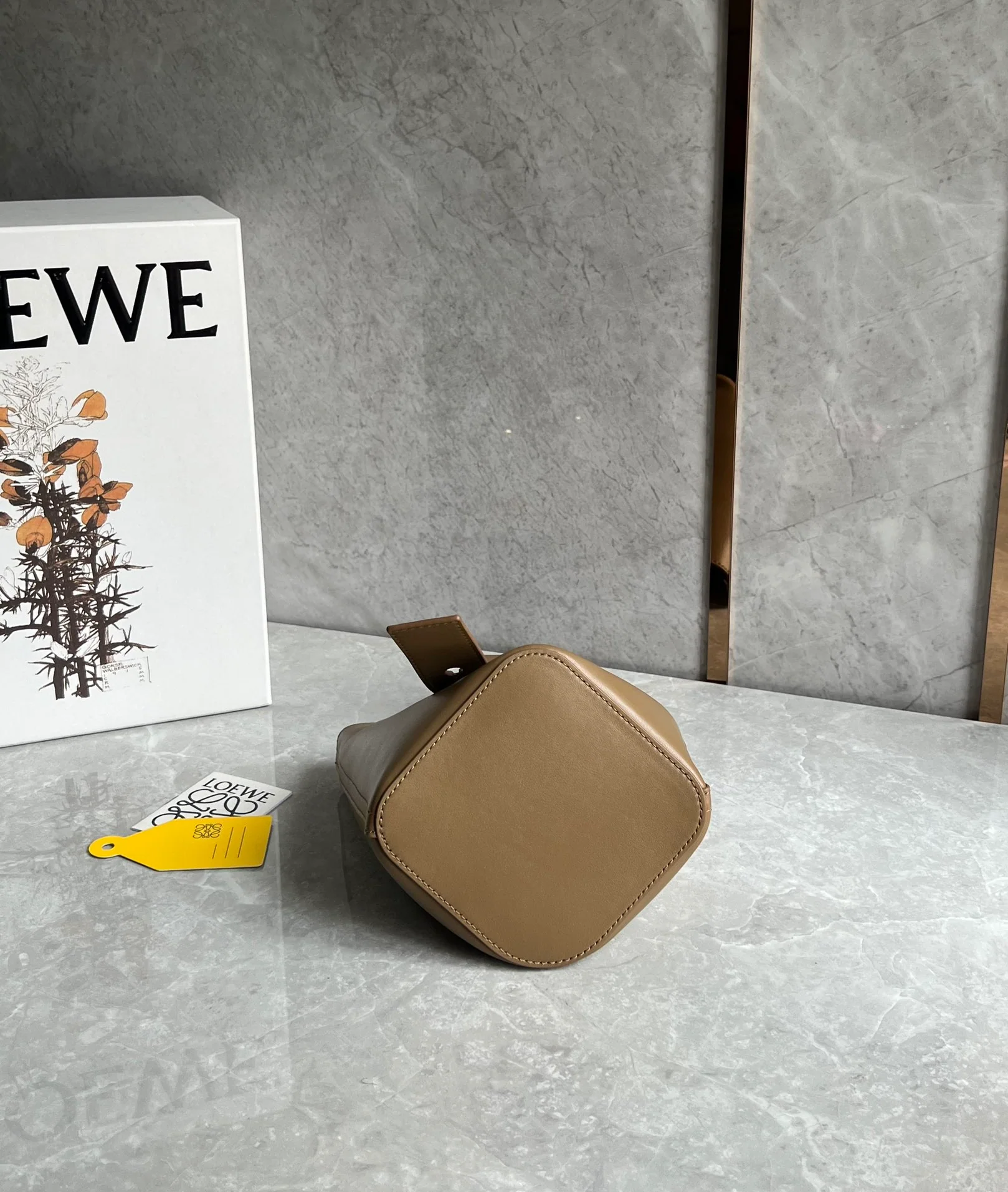Сумка-ведро Loewe Pebble Bucket Mini Bucket Bag - коричневая