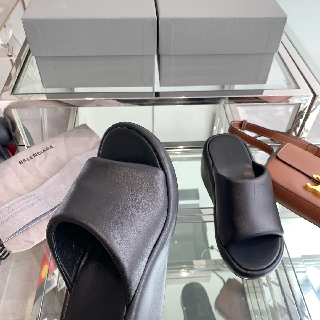 Новинка сезона весна/лето 2023 от Balenciaga - Сандалии на платформе - Черные