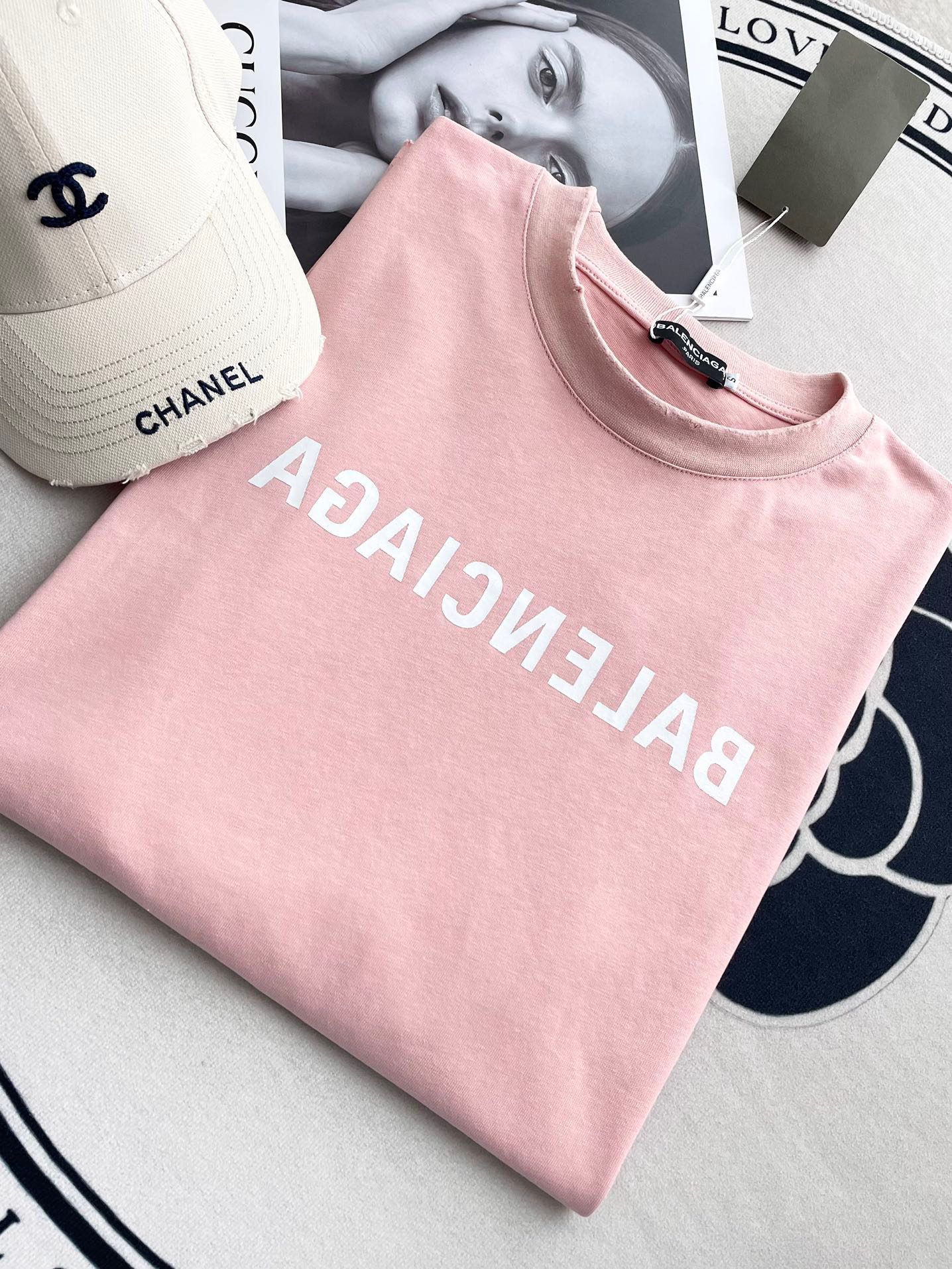 Balenciaga - 2403 - Простая хлопковая футболка свободного кроя с коротким рукавом и эффектом потертости