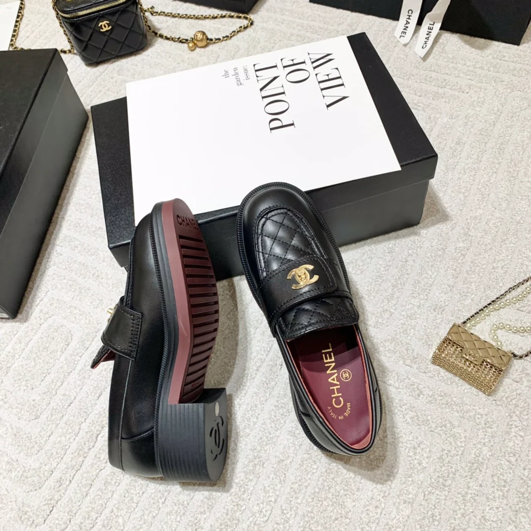 Черные лоферы на платформе от Chanel с стеганым узором.