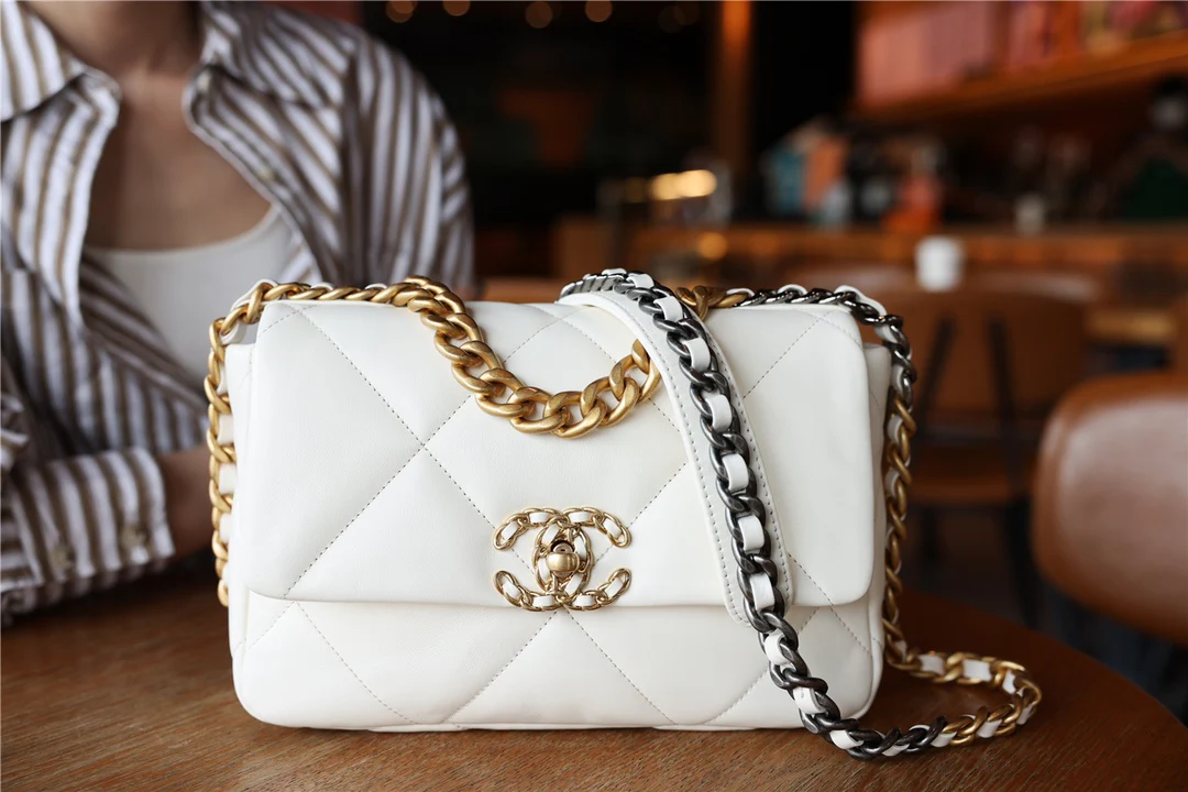 Сумка Chanel 19 — кремового цвета с золотой фурнитурой — маленький размер.