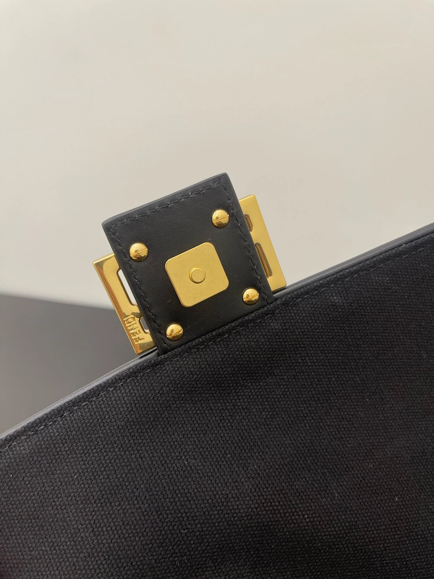 Сумка-багет Fendi с вышивкой - черная