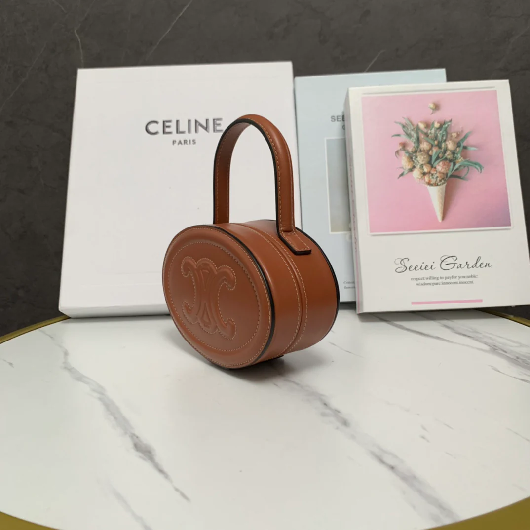 Мини-сумочка в виде лунного пирога от Celine, коричневая.