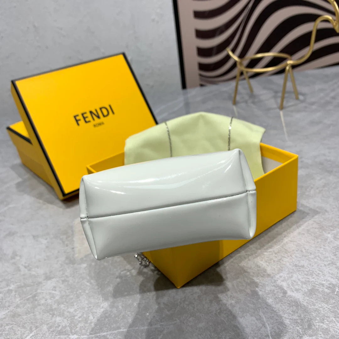 Мини-сумочка Fendi First из лакированной кожи (белая)