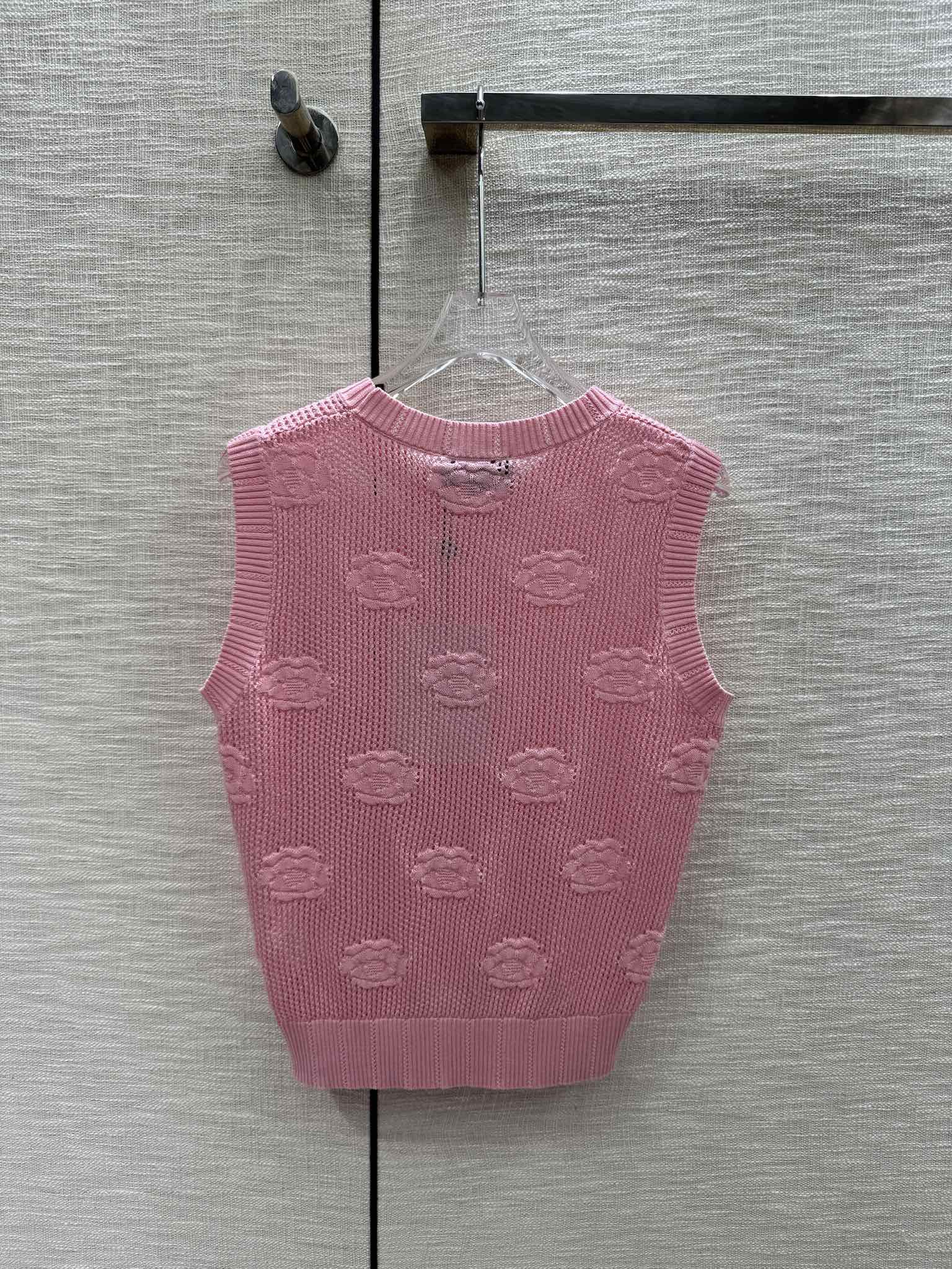 Вязаный жилет Chanel 2403 Camellia с ажурной отделкой - розовый