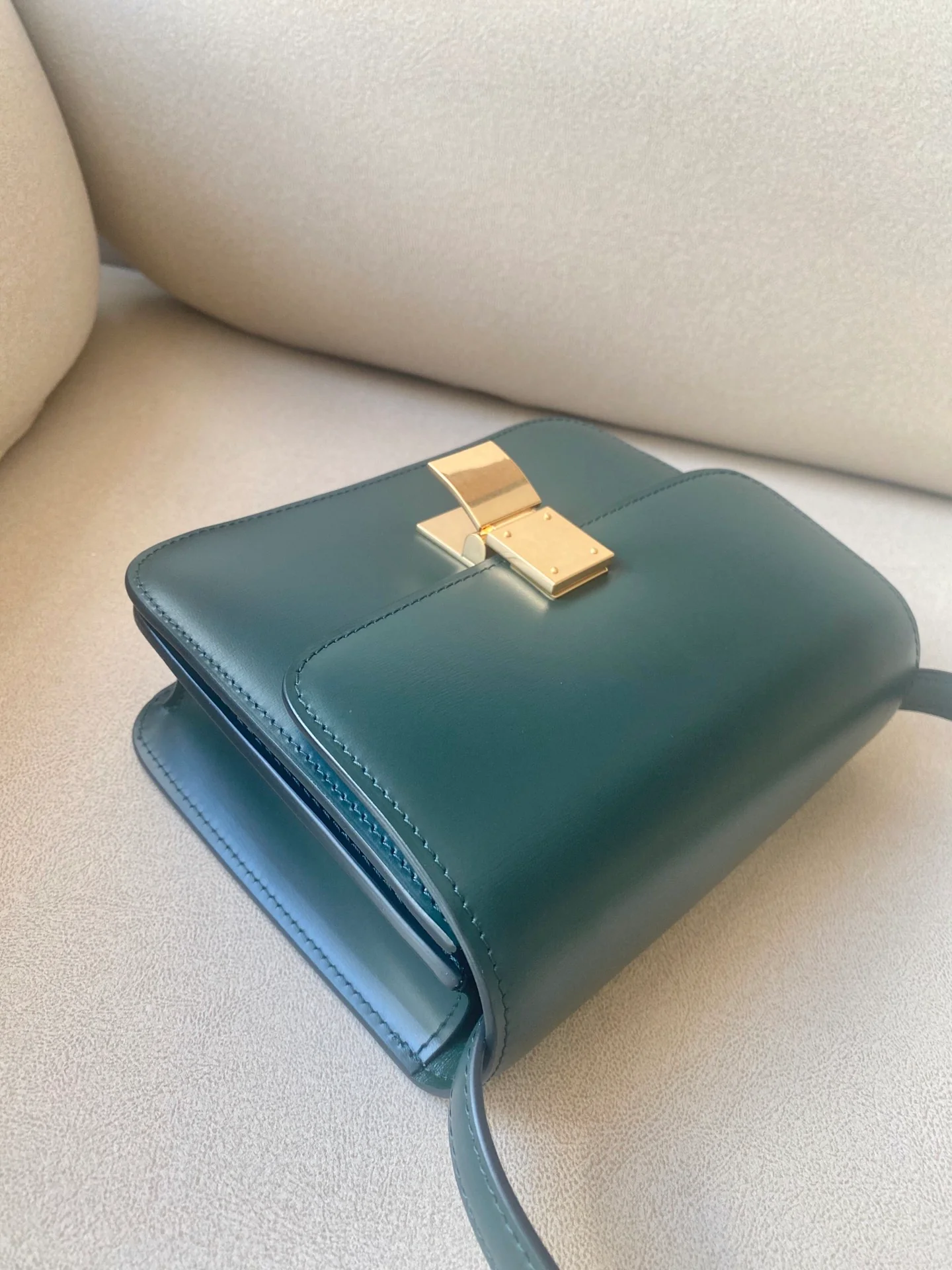 Сумка Celine Box-Tteen из полированной телячьей кожи — темно-зеленая — 1 шт.