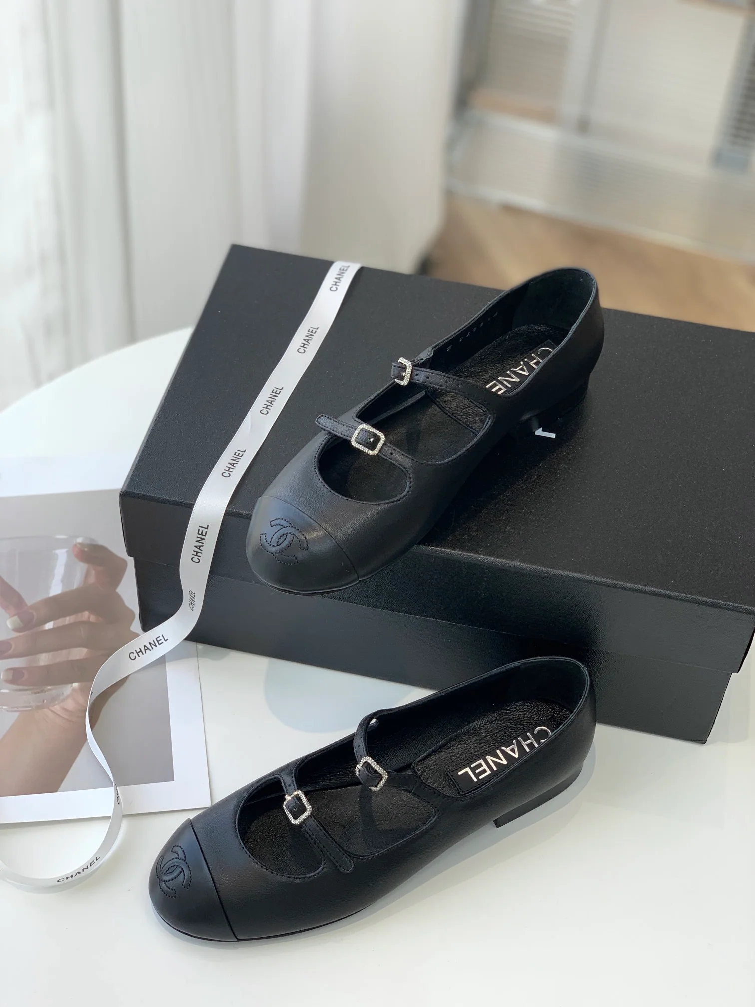 Новинка 2023 года от Chanel - туфли Мэри Джейн из овечьей кожи.