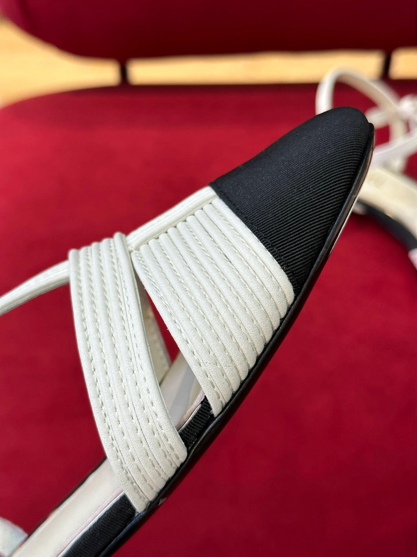 Новинка сезона весна/лето 2023 от Chanel - сандалии из овечьей кожи с лоскутным узором.