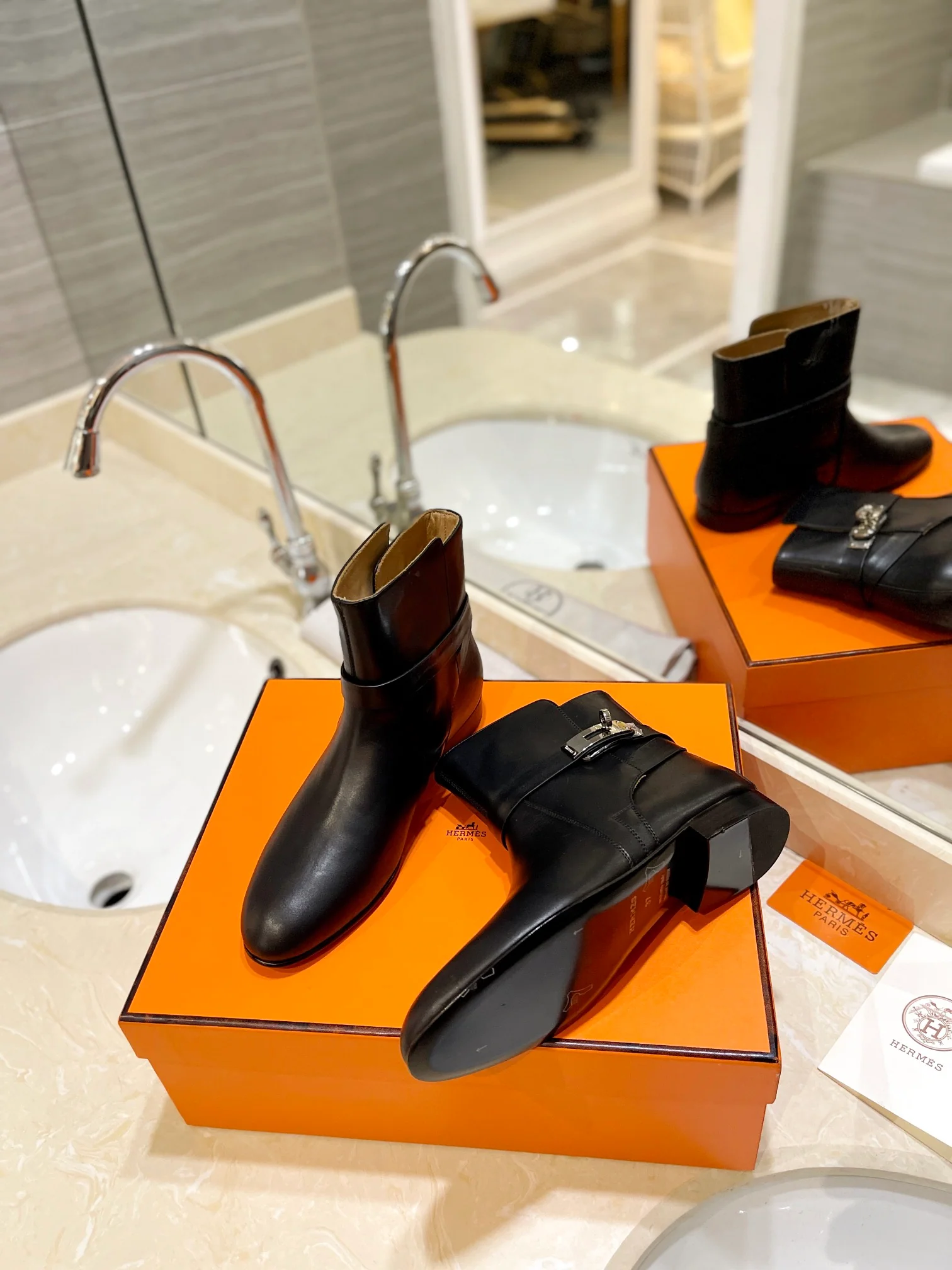 Классические плоские ботильоны Hermes с пряжкой Kelly Buckle — черные.