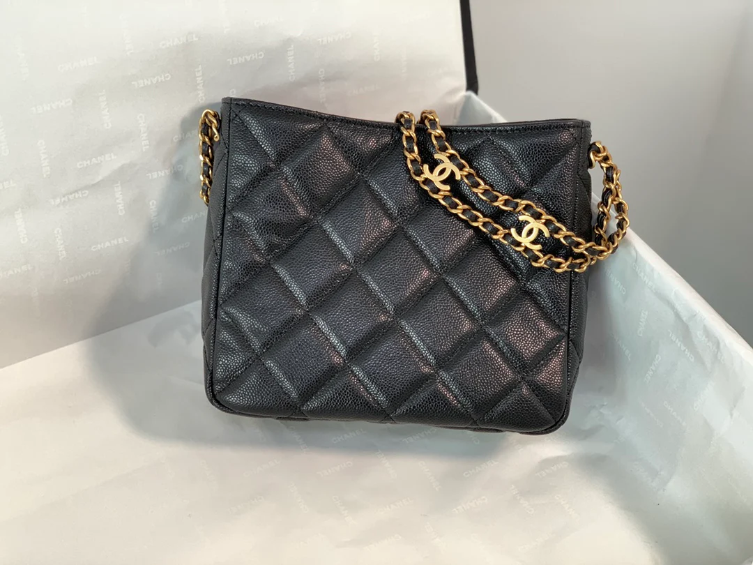 Коллекция Chanel Весна/Лето 2022 - Сумка-хобо Letter - Маленькая