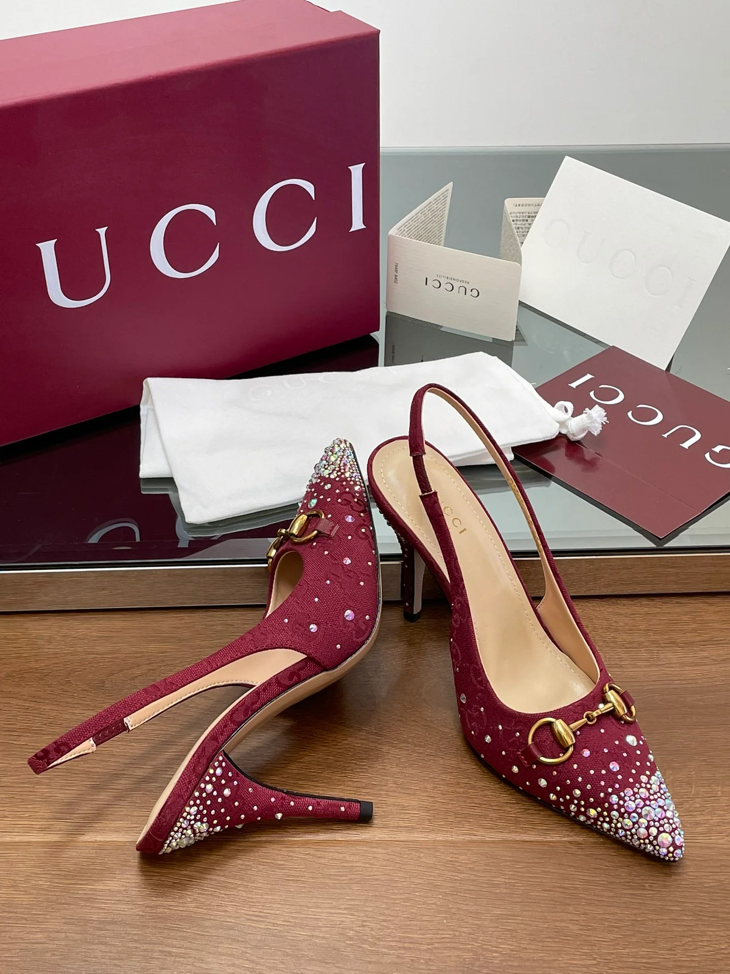 Сандалии Gucci 2025 с острым носком - красные