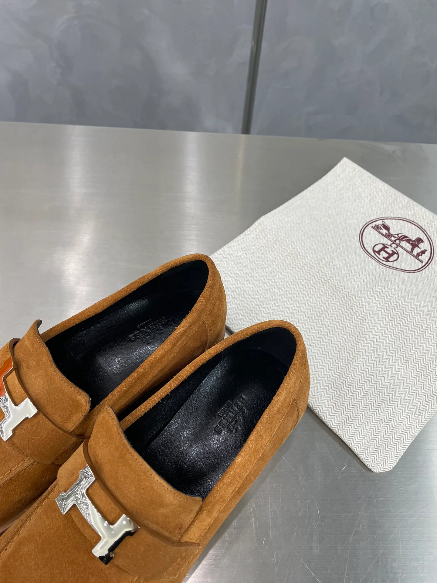 Классические туфли Hermes с пряжкой H в стиле афро