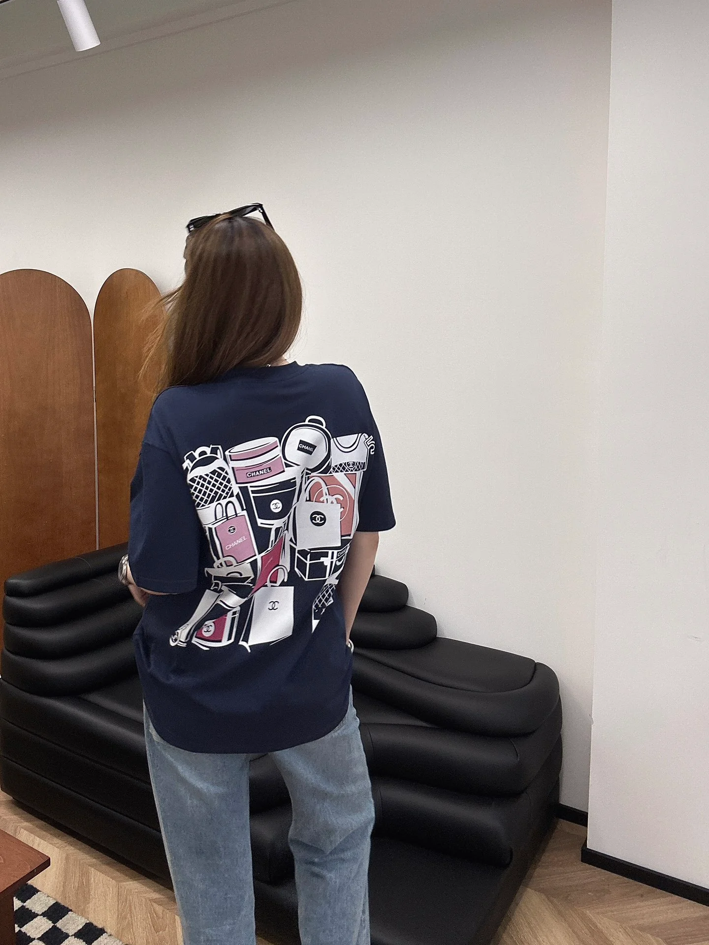 Рюкзак Chanel 2403 темно-синего цвета с футболкой с принтом.