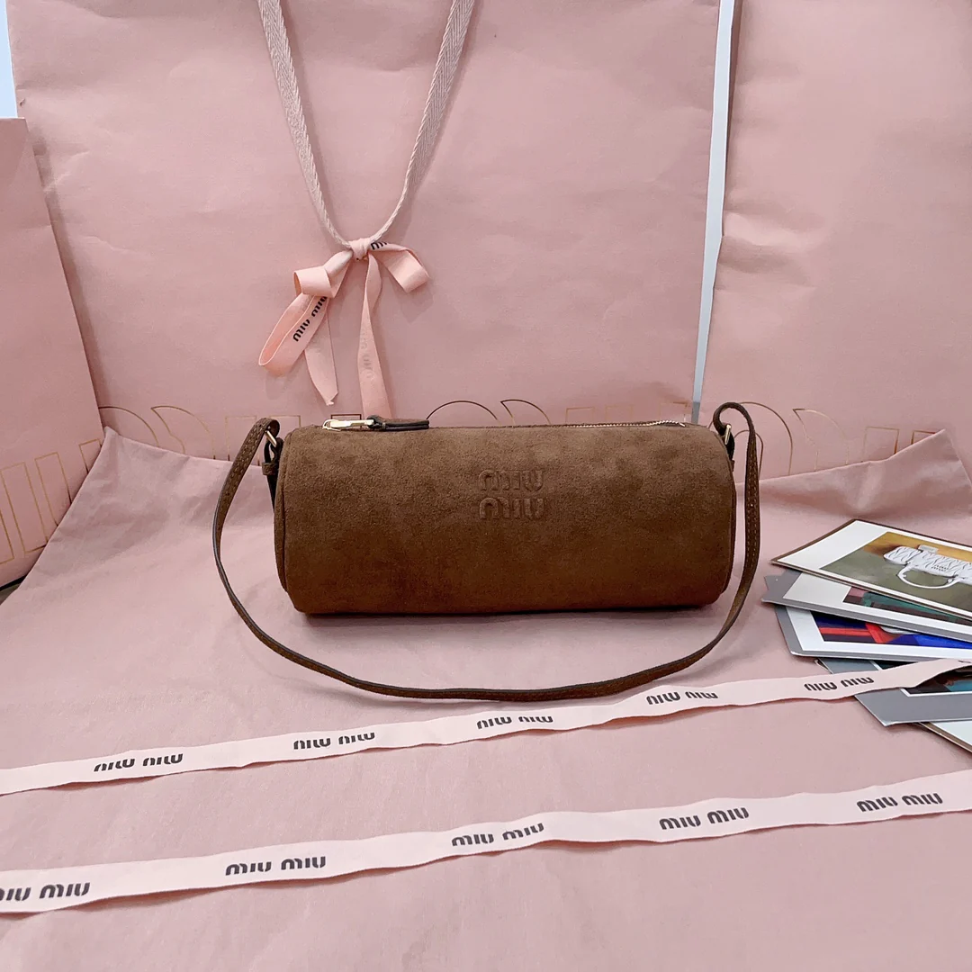 Сумка Miu Miu 5ne851, маленькая цилиндрическая, замшевая, темно-коричневая.