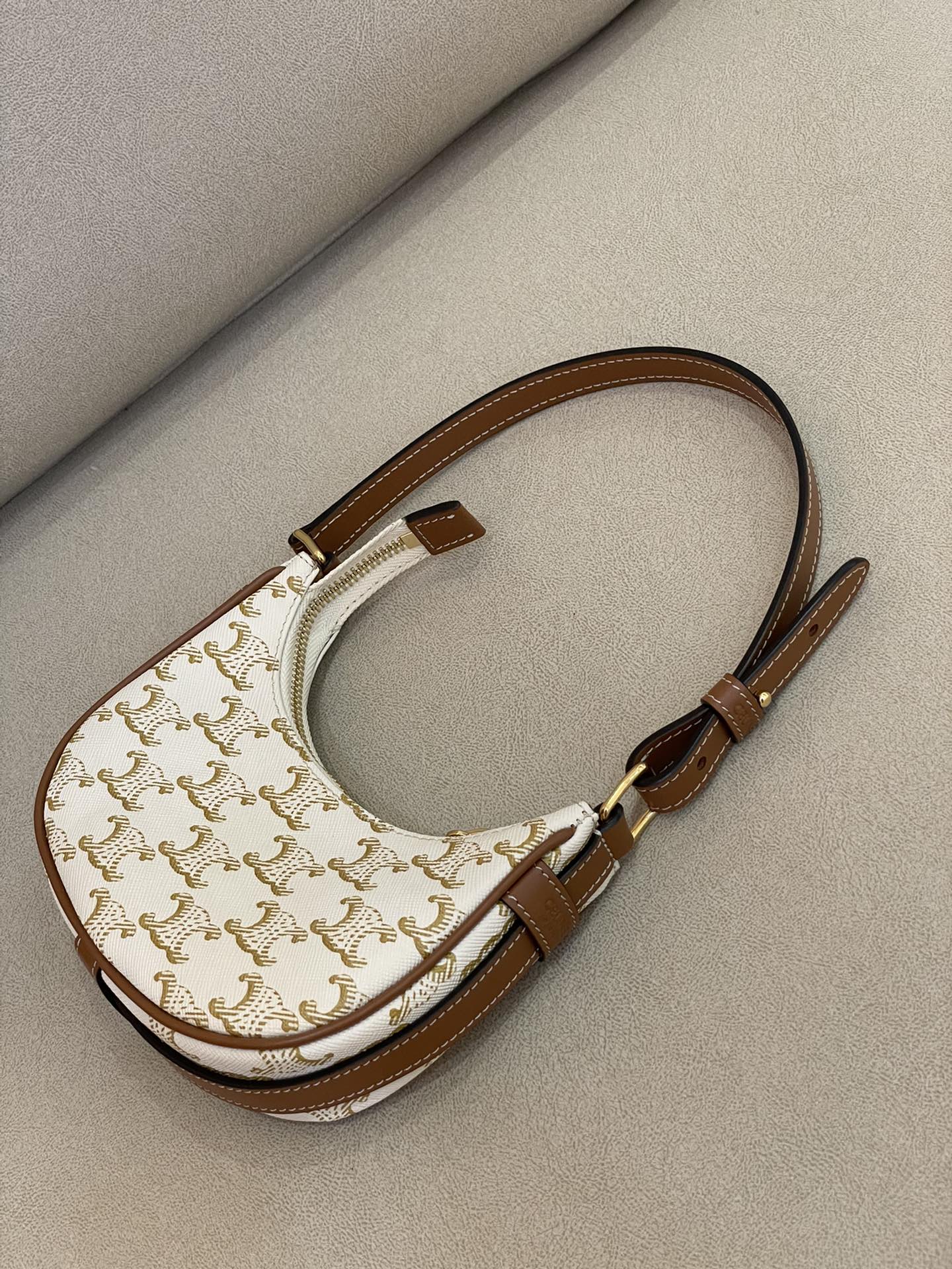 Новая сумка Celine Ava с цепочкой, модель 196 Monogram, 2022 год.