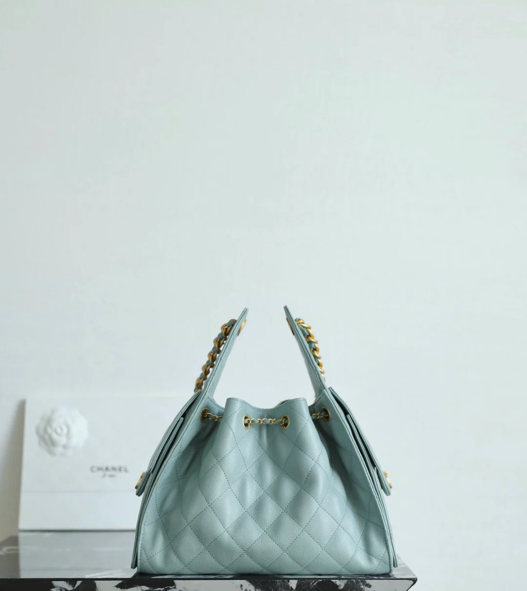 Маленькая сумка-шоппер Chanel — серо-голубая с золотой фурнитурой.
