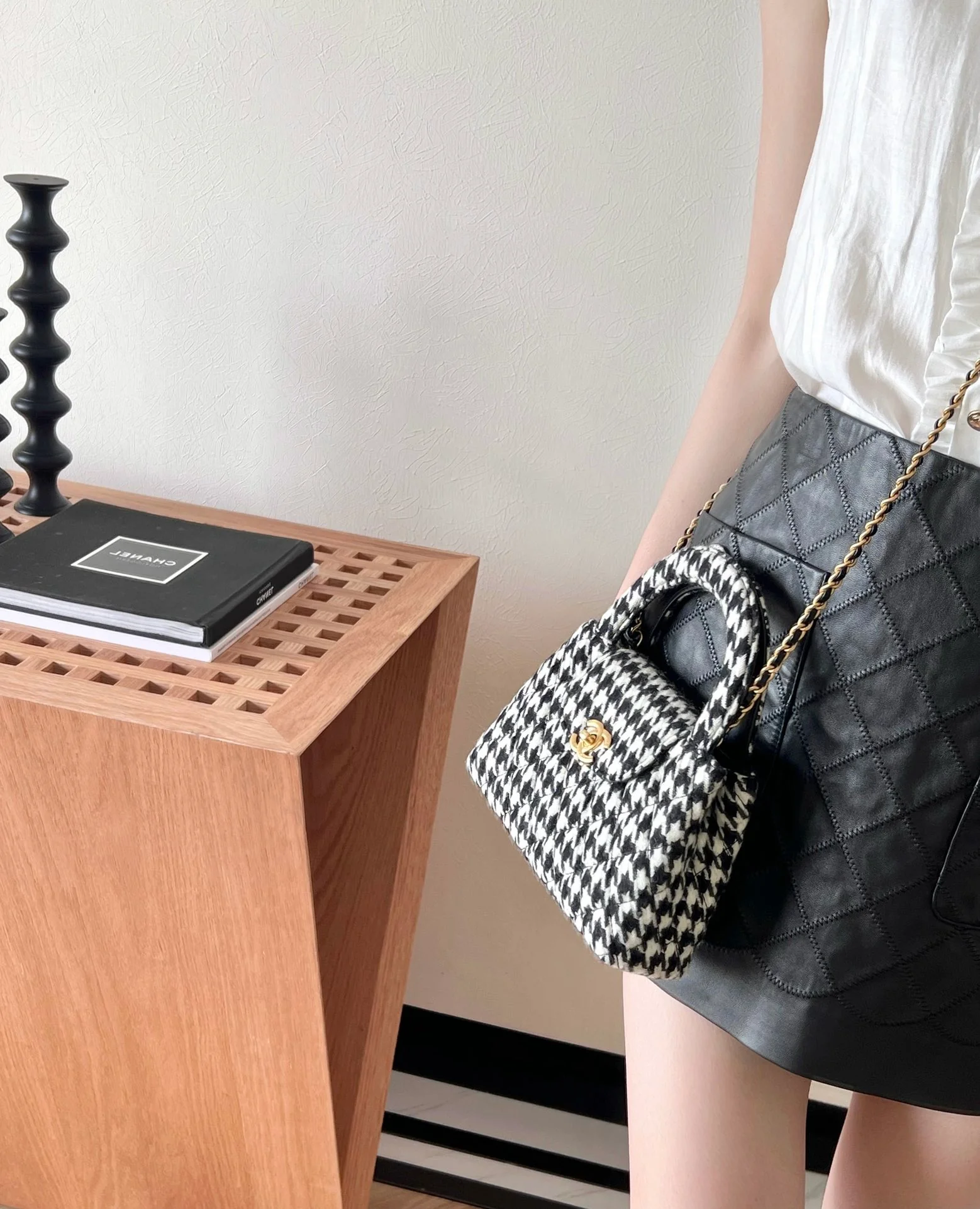 Сумка Chanel Kelly на цепочке с узором ?гусиная лапка?.