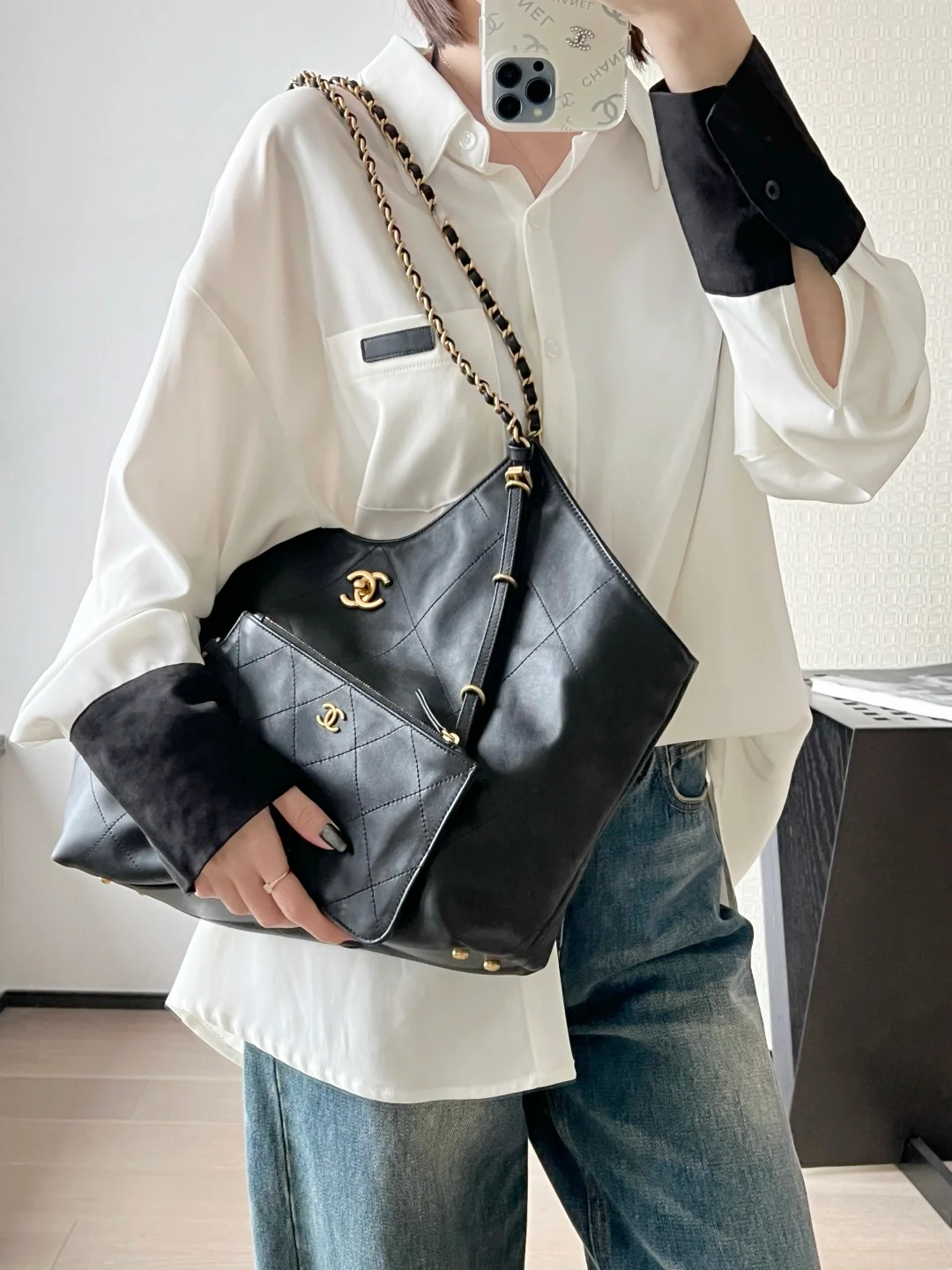 Маленькая черная сумка-тоут Chanel 25 с рукавами ?летучая мышь?.