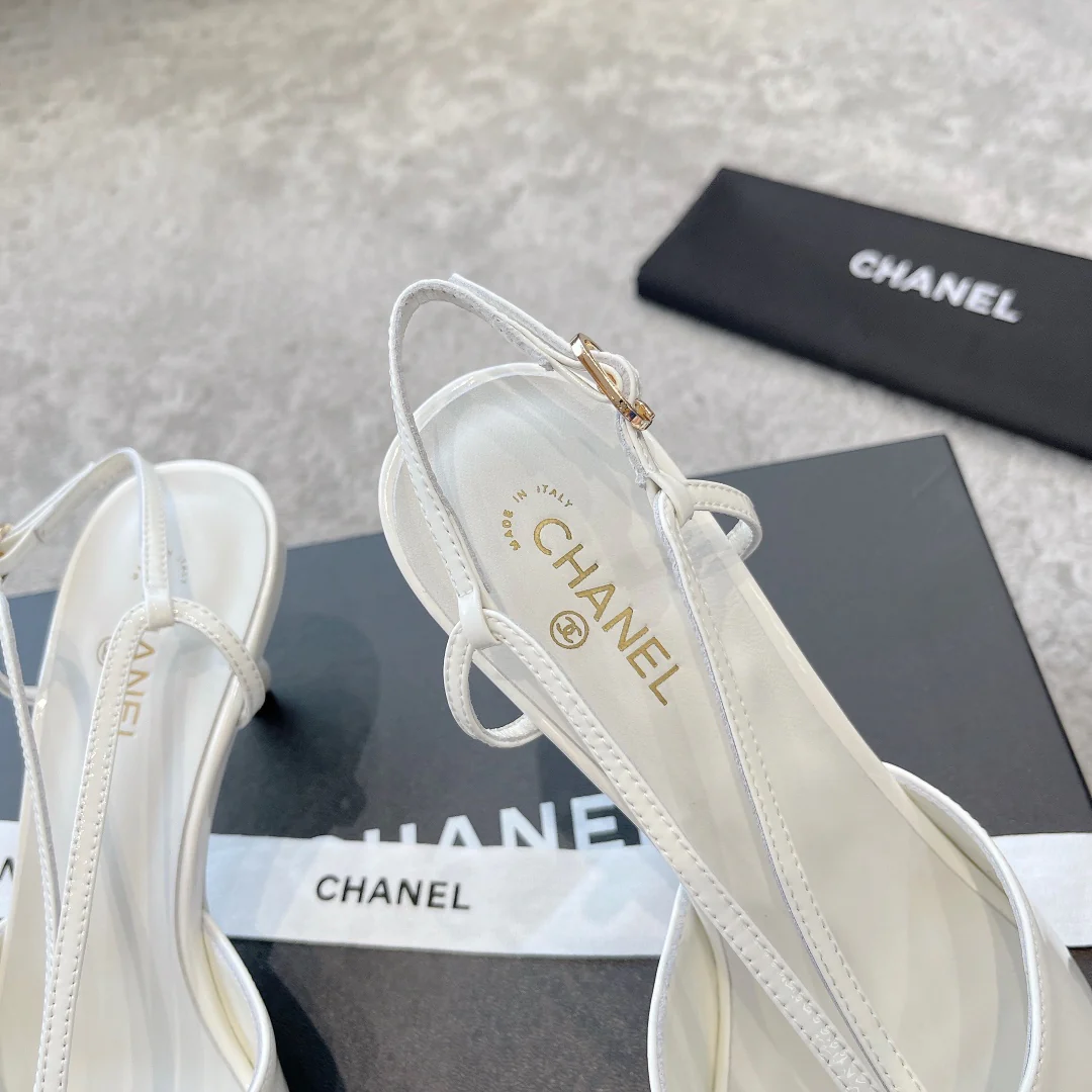 Новинка сезона весна/лето 2023 от Chanel - Босоножки на среднем каблуке с жемчужным верхом - Белые