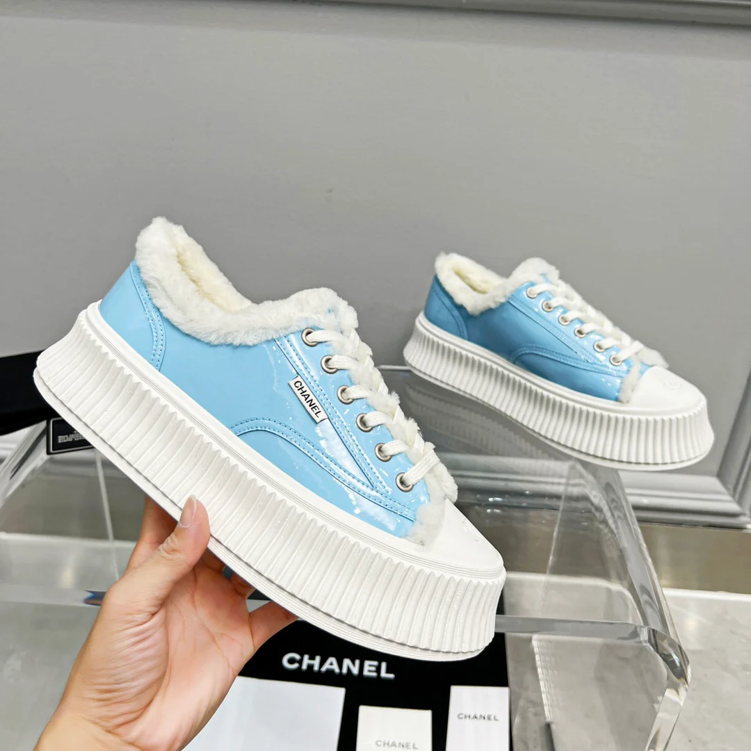 Весенняя коллекция Chanel 2022 — Повседневные туфли на платформе с меховой отделкой — Синие