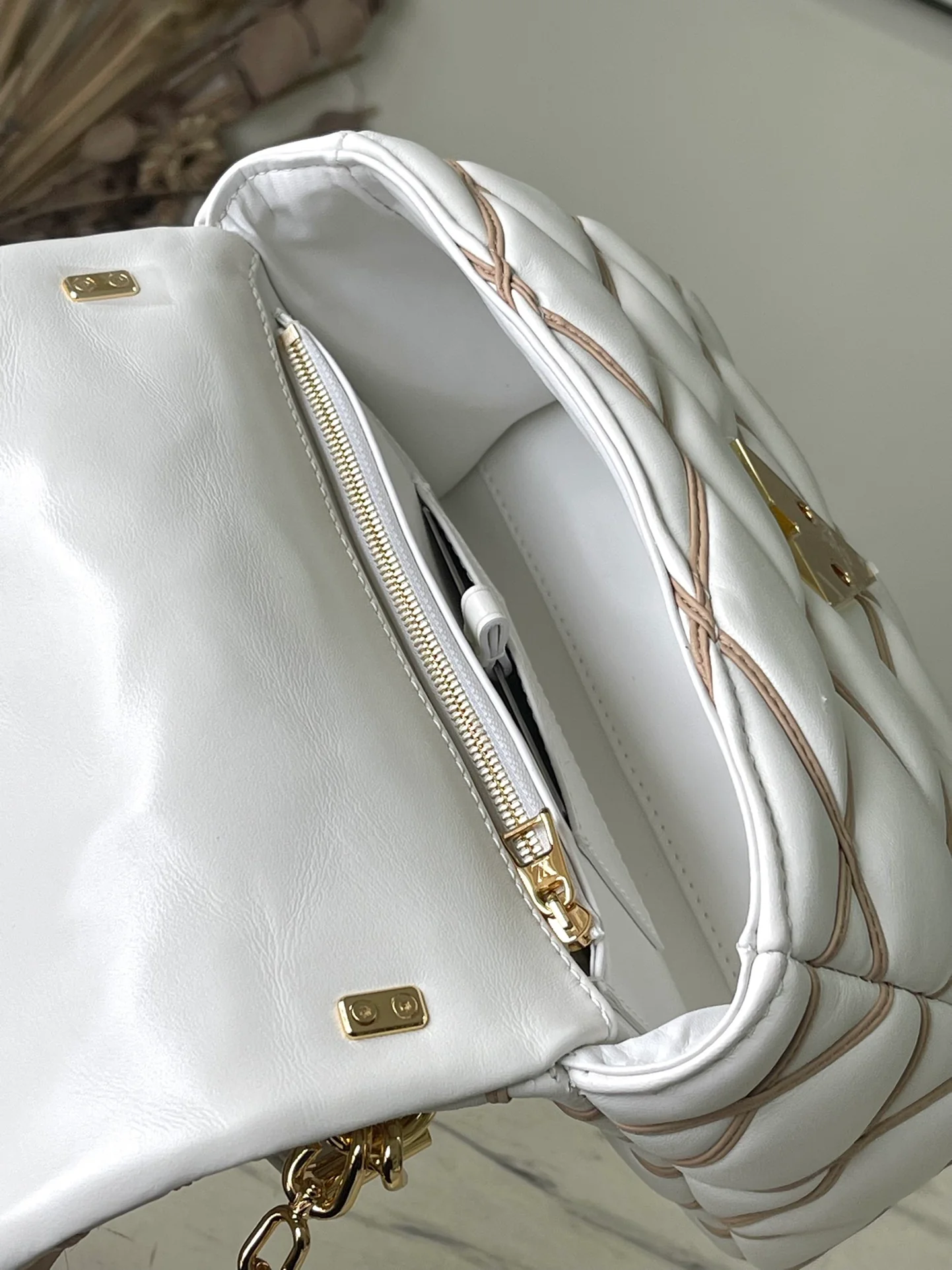 m22890-LV-go-14-mm-Medium-Handbag/Crossbody Bag-White