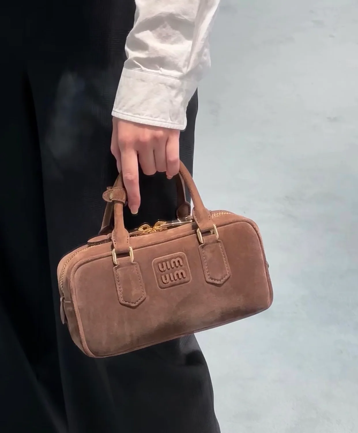 Сумка-боулинг Miu Miu из замши, маленькая, коричневая, излучает роскошь при ношении.