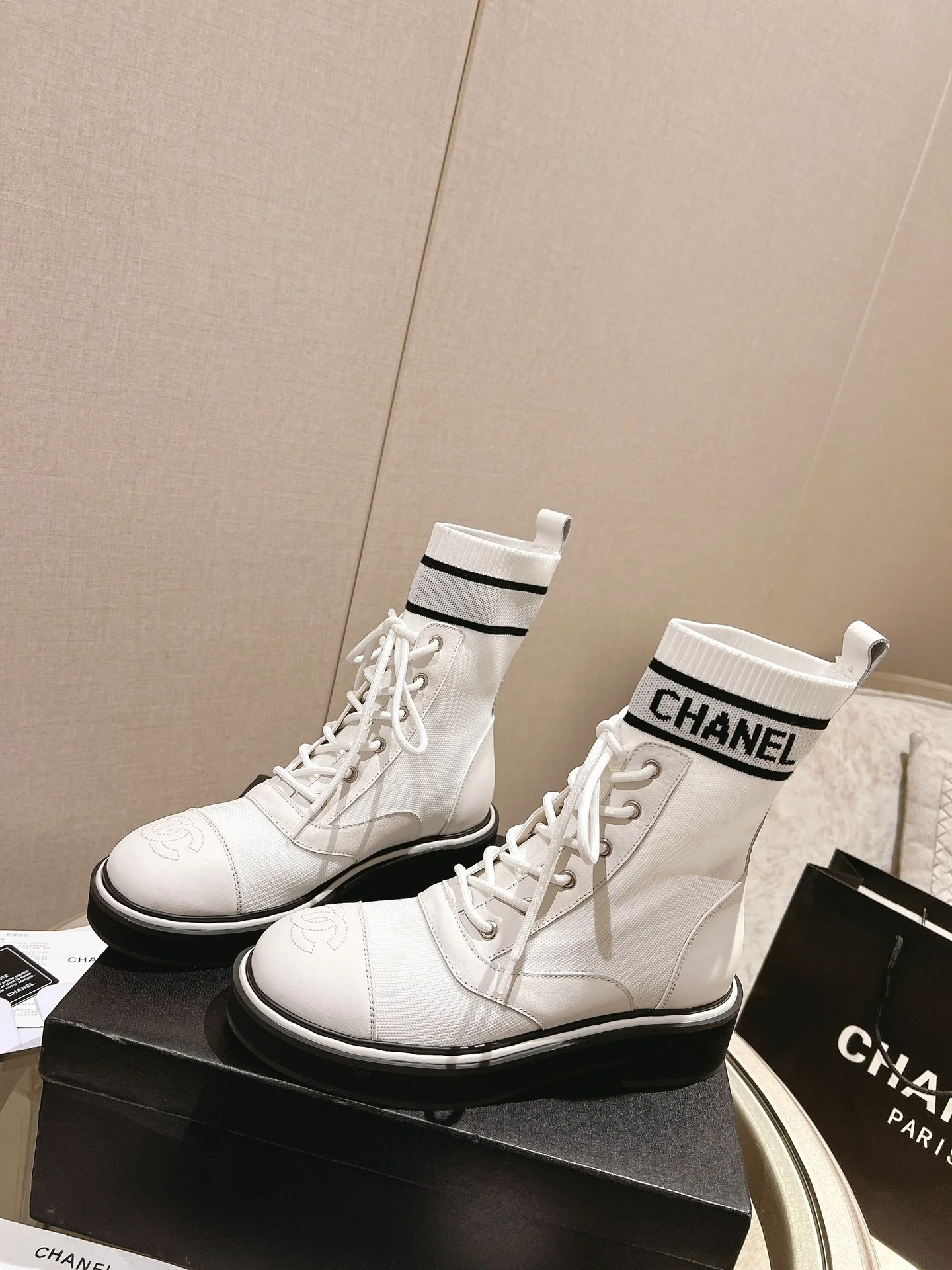 Белые лоферы унисекс в стиле показа Chanel в Париже.