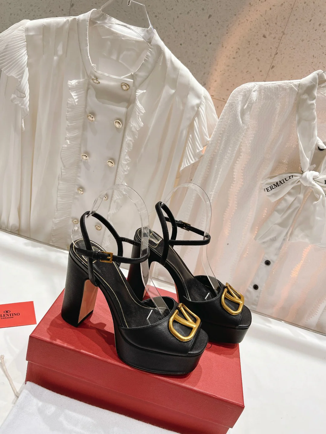 Новинка лета 2023 от Valentino - Босоножки на каблуке с задником - Черные