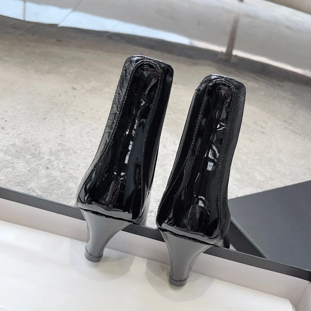 Новинка сезона ?Ранняя осень 2023? от Chanel — ботильоны ?Челси? на низком каблуке — черные.