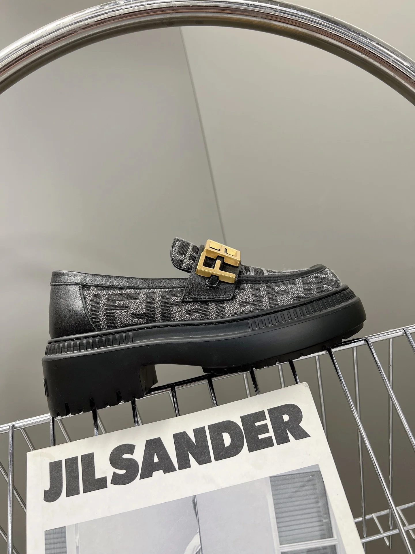 Новинка весны 2022 года от Fendi - туфли Letter Afro - серые.