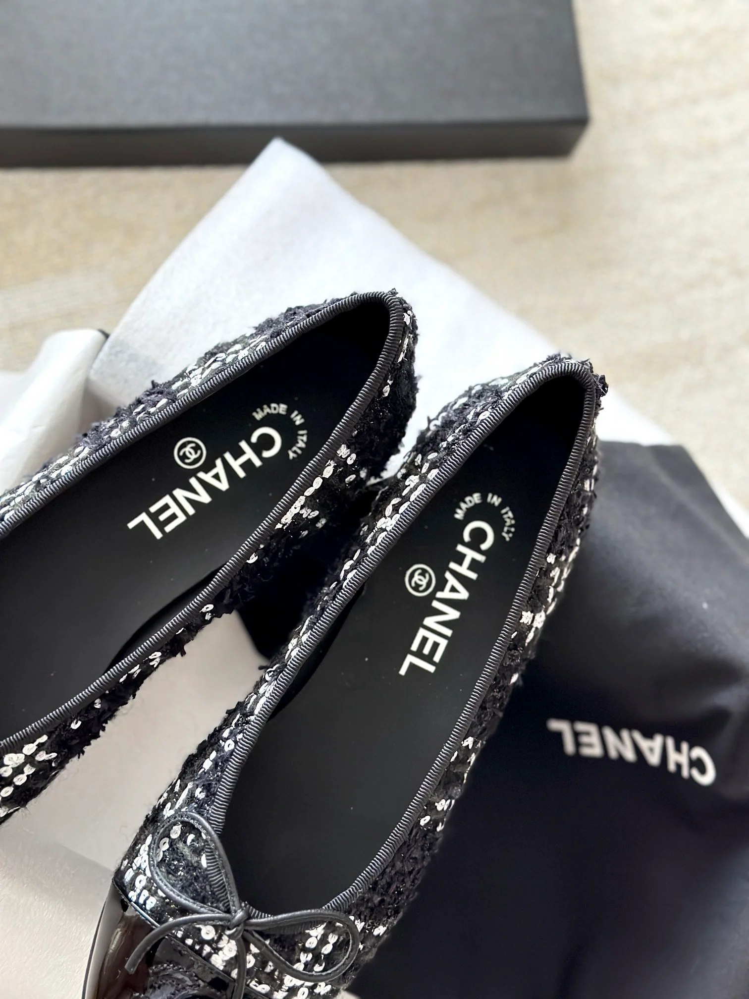 Новинка Chanel 2023 года - Классические балетки в твидовом стиле