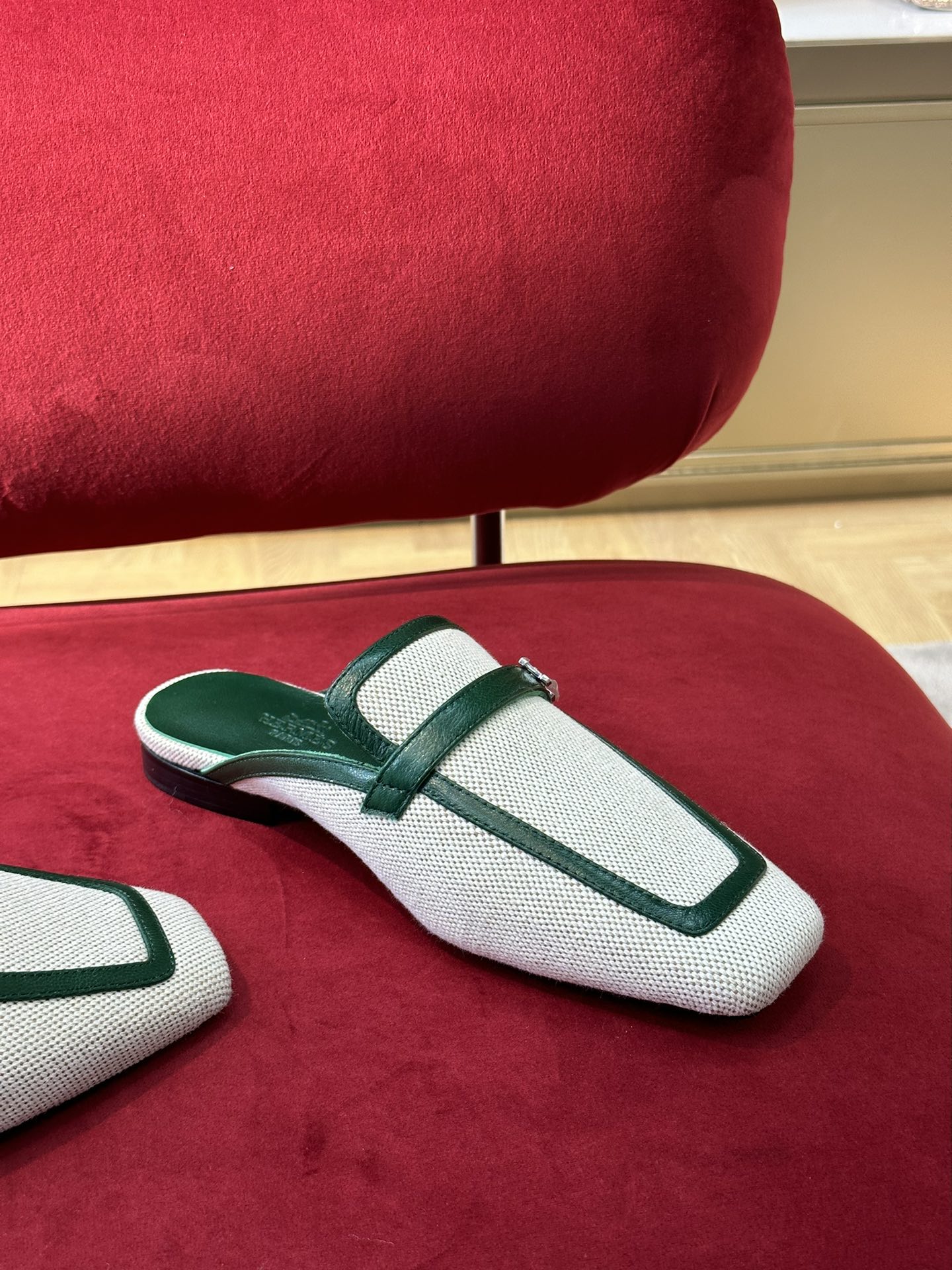 Новинка сезона весна/лето 2023 от Hermes - кожаные тапочки с квадратным носком - белые и зеленые.