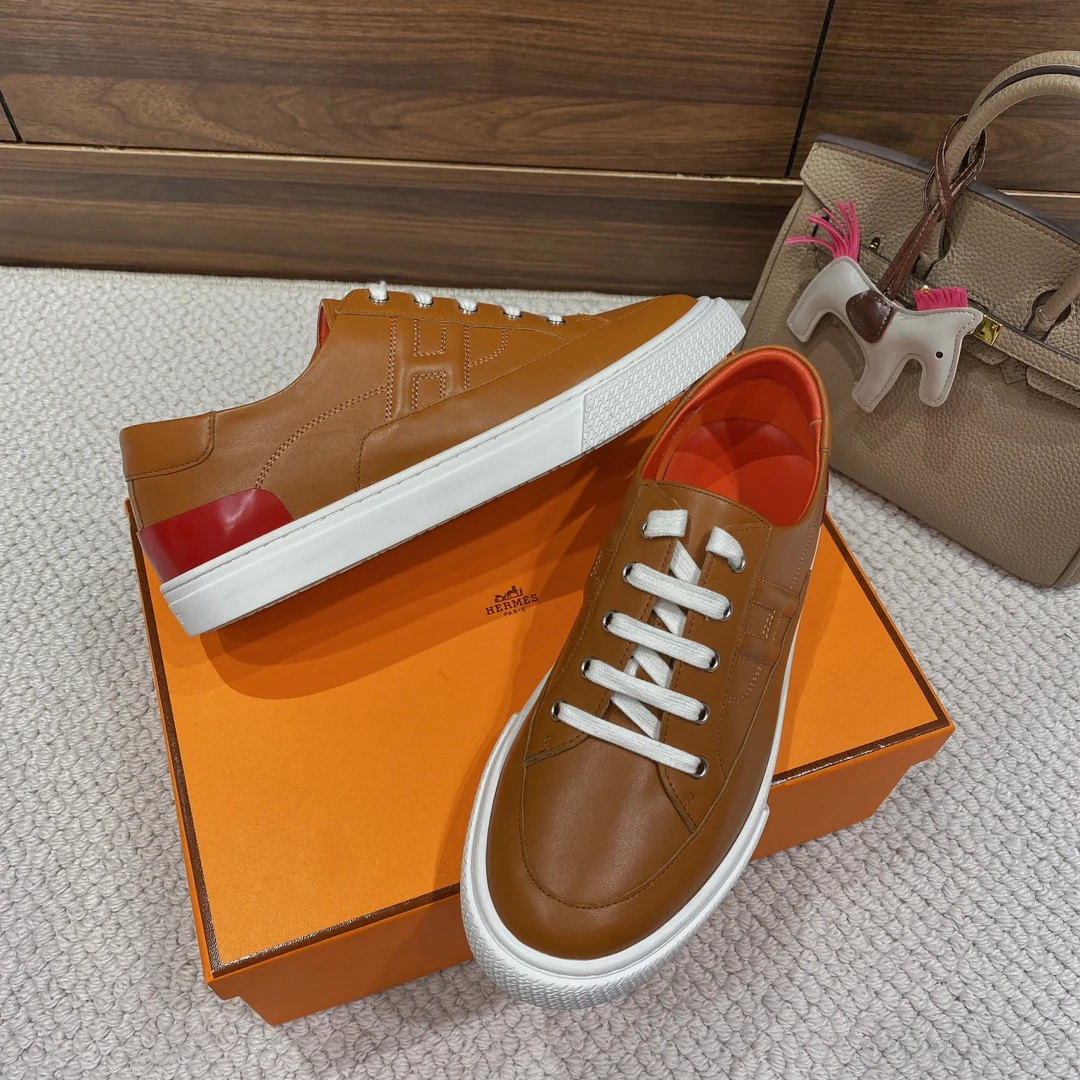 Весенняя коллекция Hermes 2022 — Белые повседневные кроссовки — Мужская модель — Коричневые